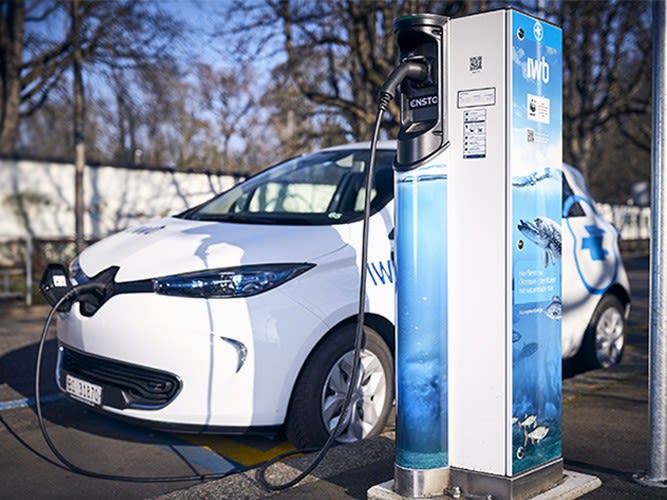 Voiture électrique en train de se recharger à une borne publique