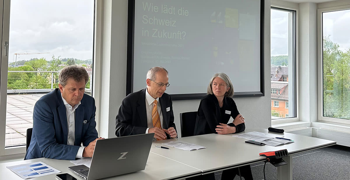 Jürg Grossen et d'autres décideurs lors d'une réunion de la plateforme de mobilité électrique