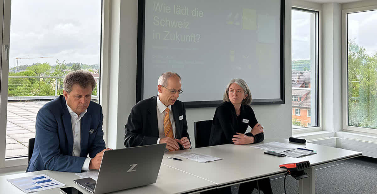 Jürg Grossen und weitere Entscheidungsträger bei einer Sitzung der Plattform Elektromobilität
