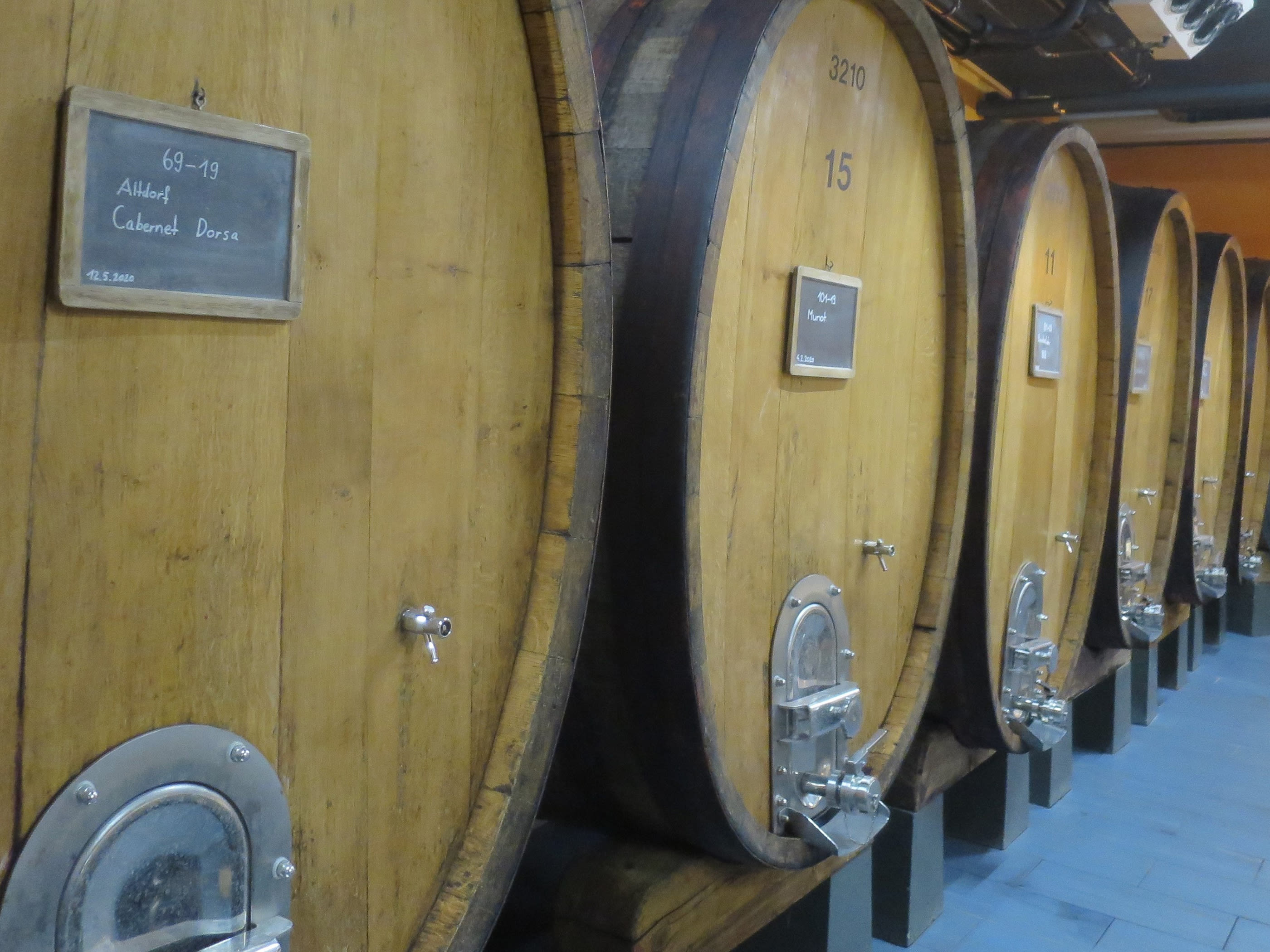 Il calore residuo che si genera nelle botti e nelle vasche di fermentazione viene sfruttato da una pompa di calore per ottenere l'acqua calda necessaria alla pulizia.