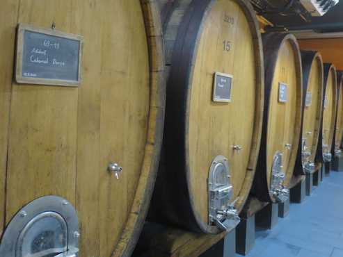 Une pompe à chaleur permet de chauffer l’eau de nettoyage en récupérant la chaleur rejetée par les tonneaux et les cuves de fermentation