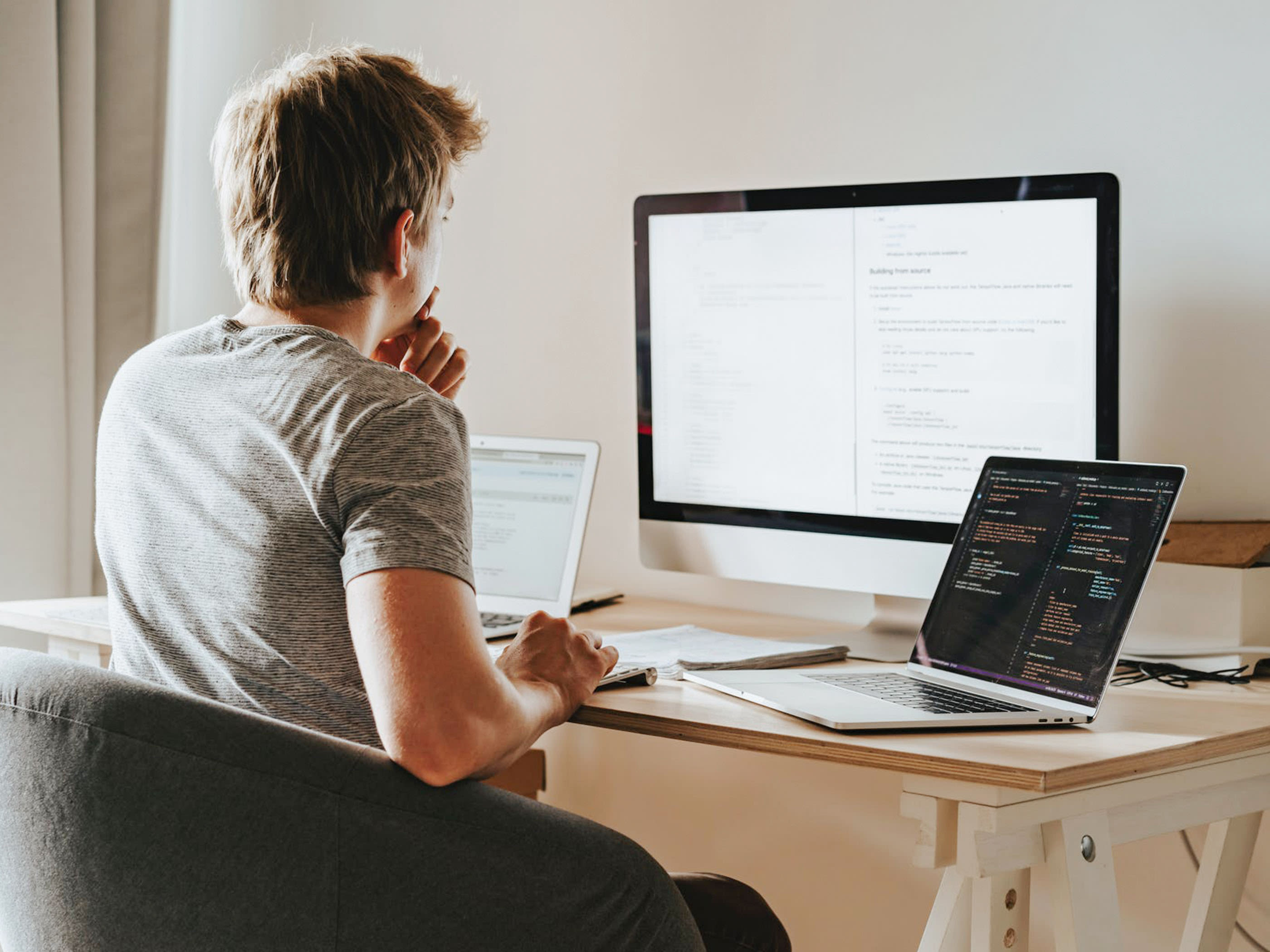 Situazione di ufficio con computer portatile e schermo.
