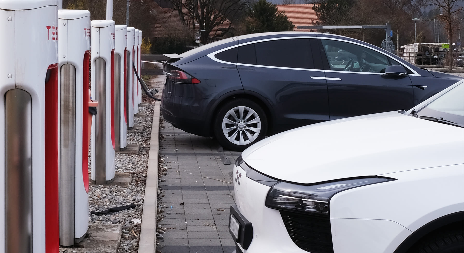 Elektroautos an Ladestationen angeschlossen.