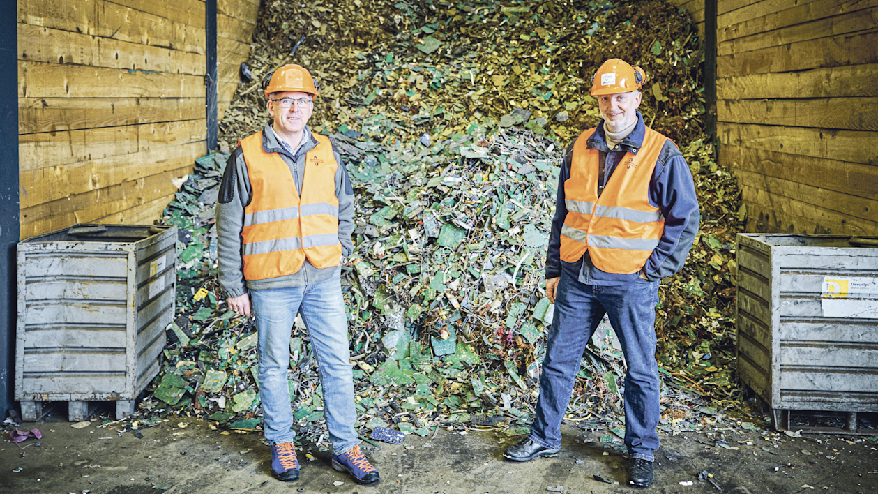Deux hommes à Solenthaler Recycling AG à Gossau (SG) devant des appareils électriques démontés pour le recyclage