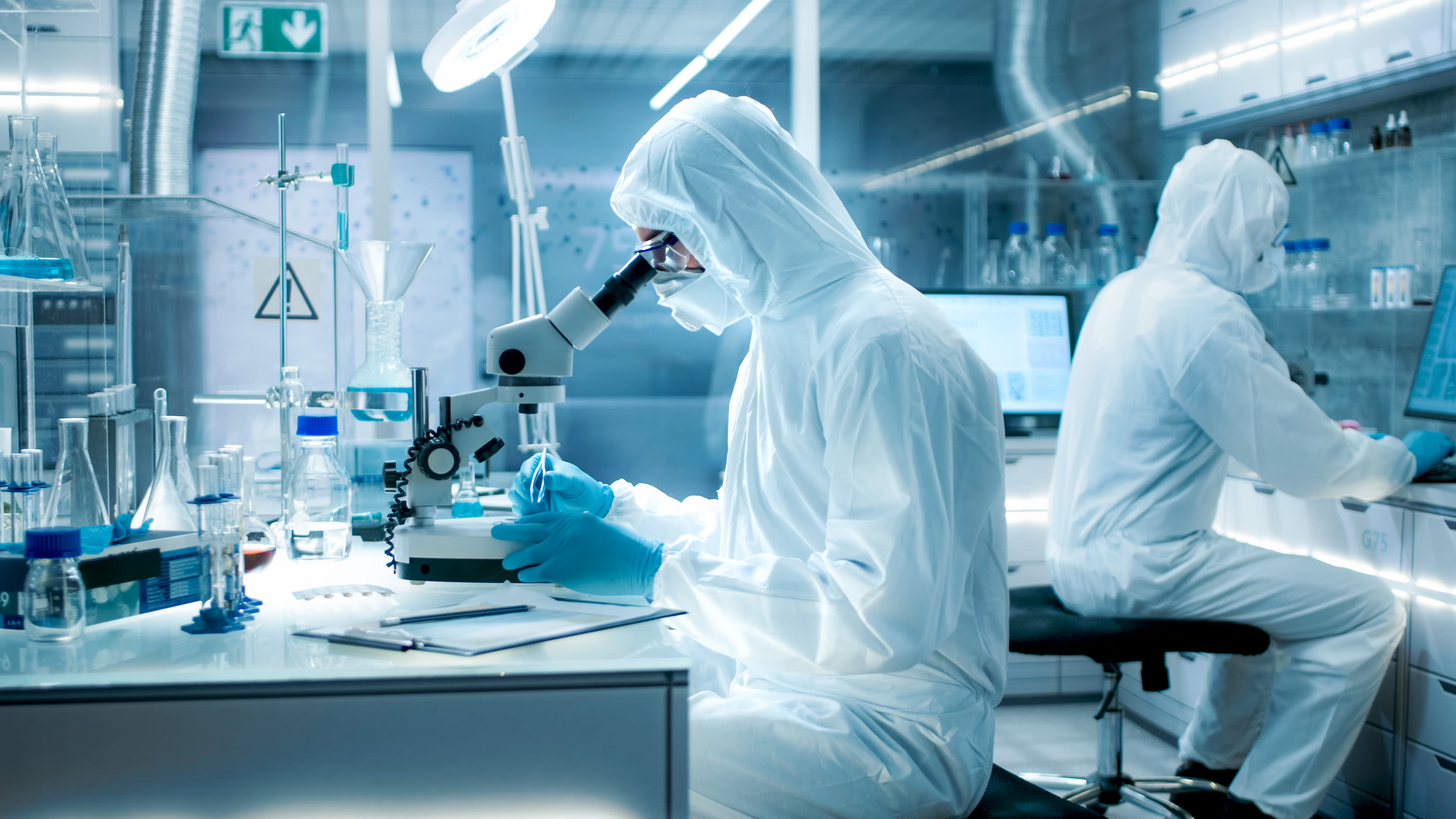 Chercheur dans un laboratoire de chimie.