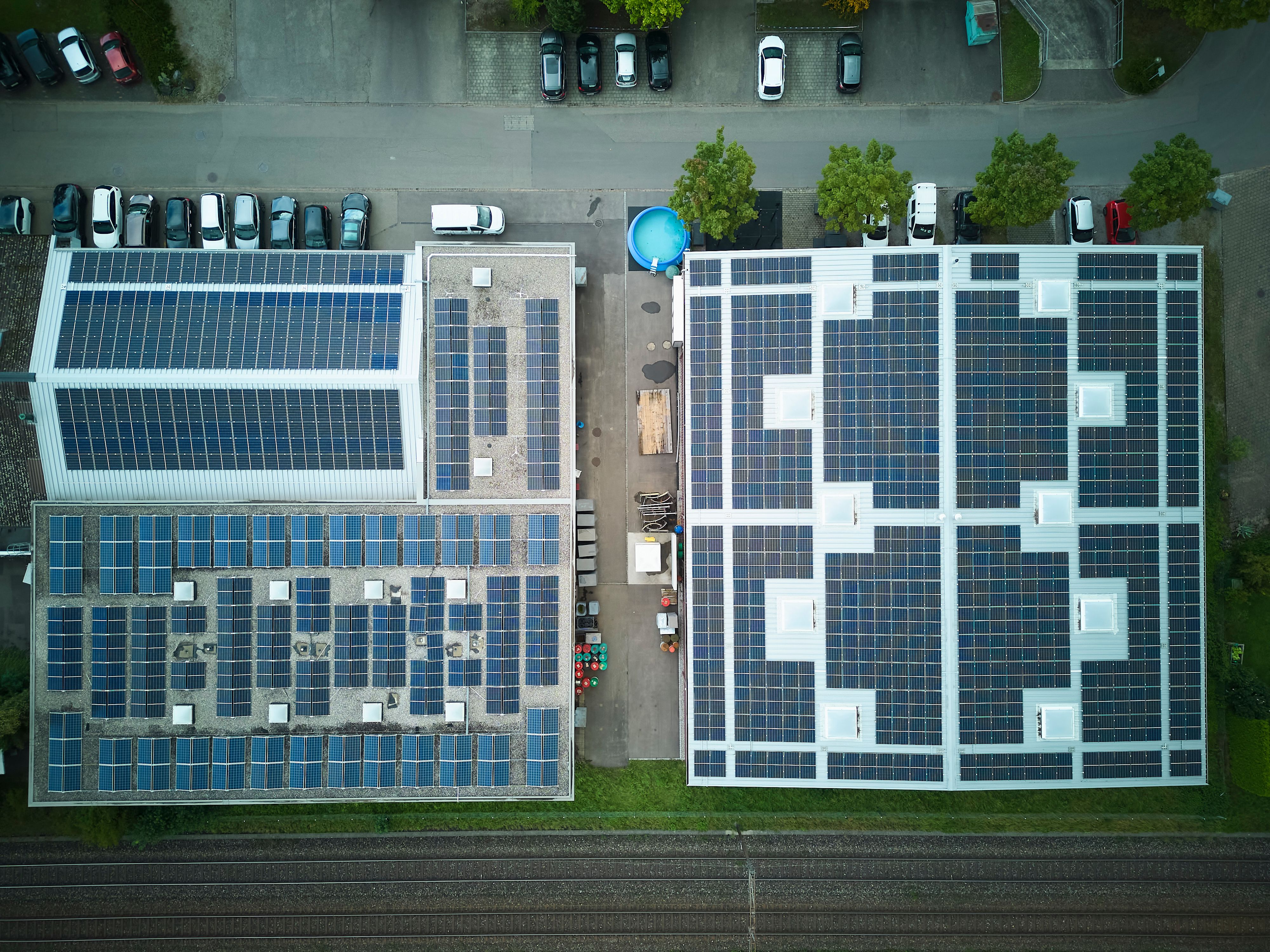Luftaufnahme des Dachs der MPW AG mit großflächiger Photovoltaikanlage zur Solarstromerzeugung.