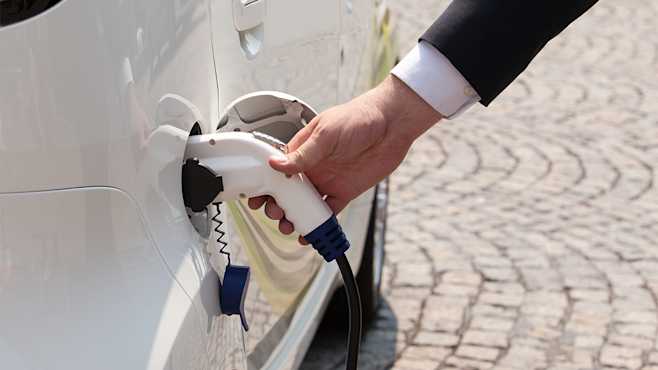 La voiture électrique est chargée