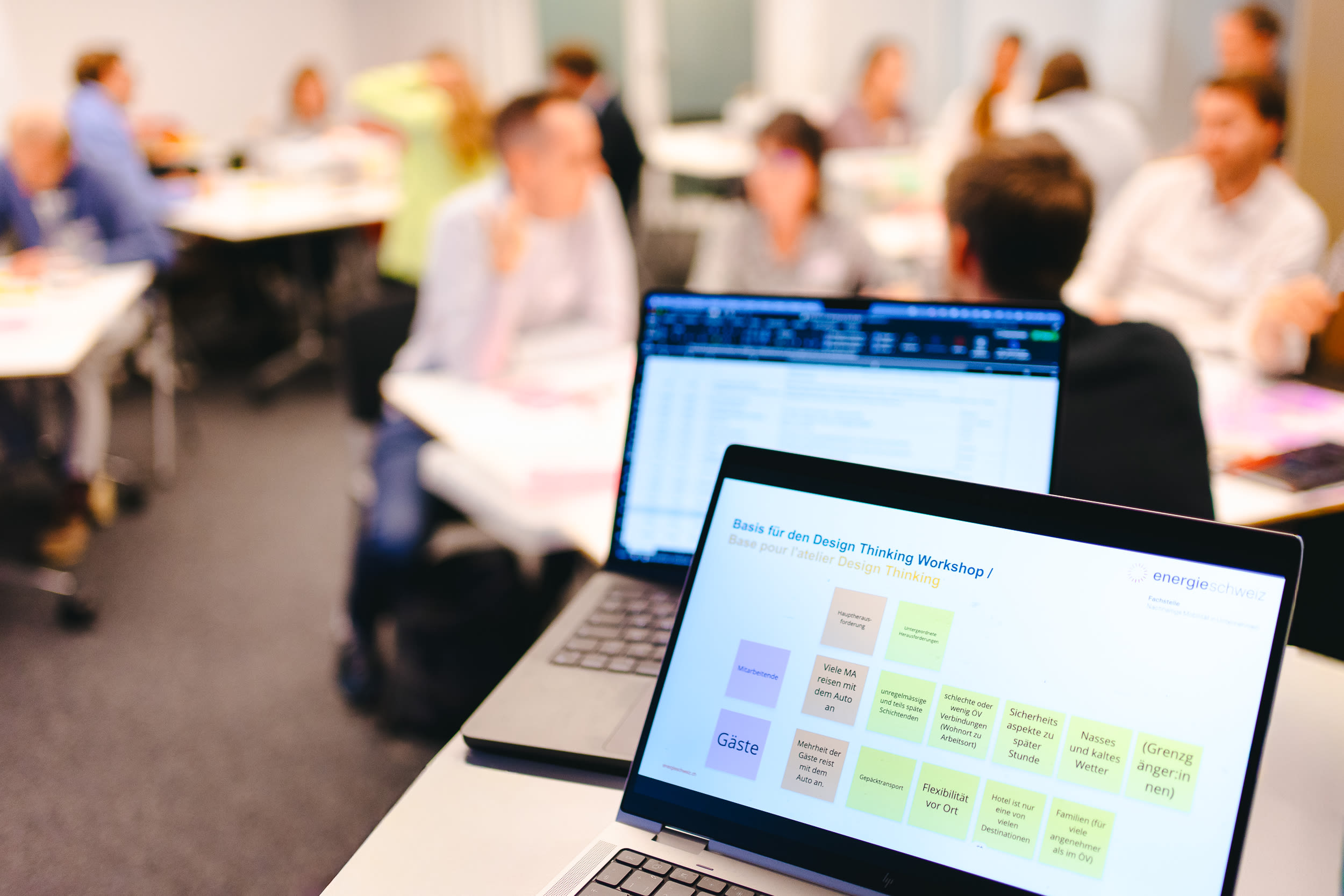 Laptop mit Post-It-Sticker zum Thema Design Thinking