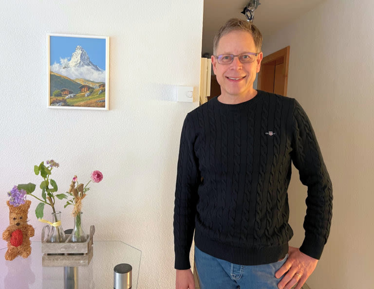 ein Mann in seiner Ferienwohnung