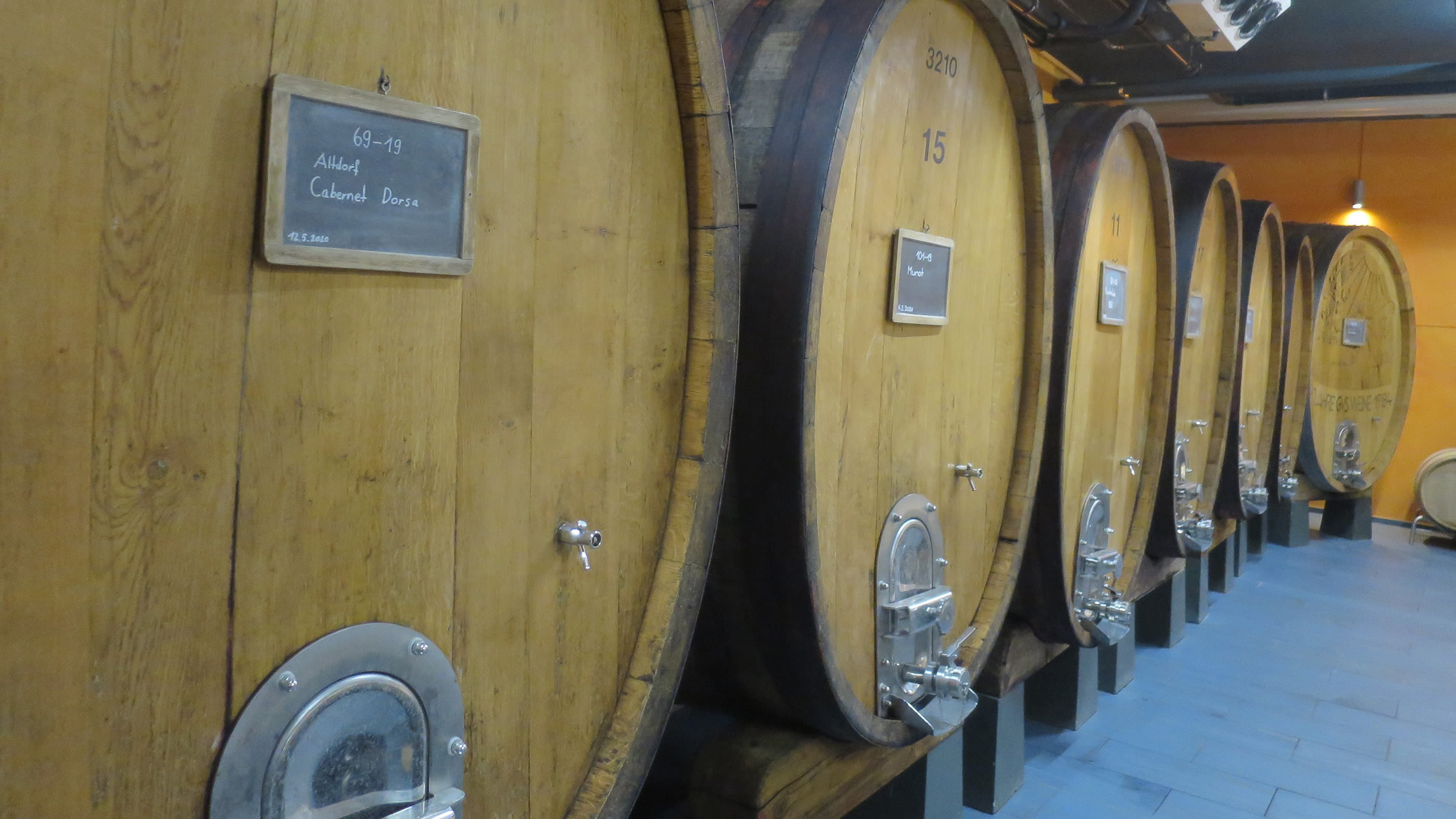 Une pompe à chaleur permet de chauffer l’eau de nettoyage en récupérant la chaleur rejetée par les tonneaux et les cuves de fermentation.