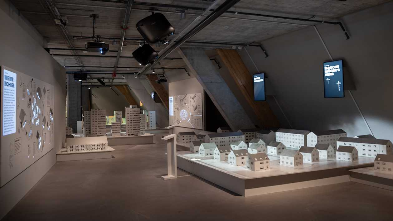 L’exposition a une structure simple et son éclairage est sobre. Le regard se concentre ainsi sur l’essentiel: les énergies renouvelables et l’efficacité énergétique.