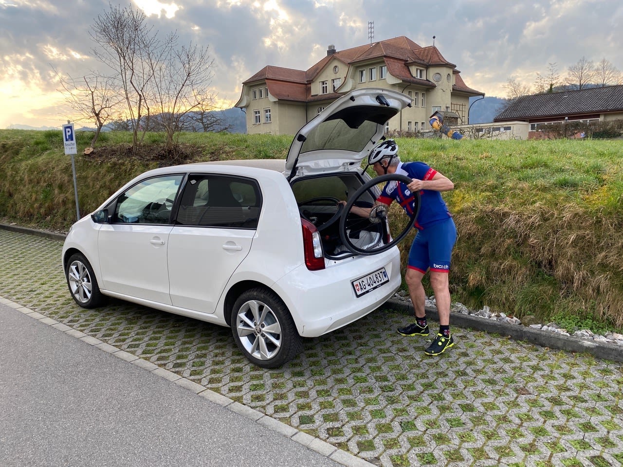 Bruno Stüdle carica la bici nel bagagliaio dell'auto elettrica