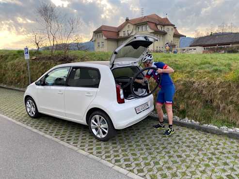 Bruno Stüdle carica la bici nel bagagliaio dell'auto elettrica
