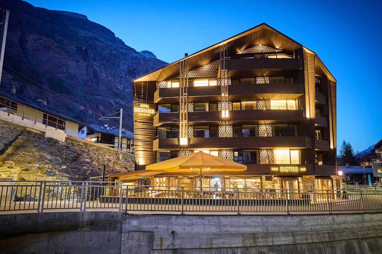 Hotel ZERMAMA bei Nacht