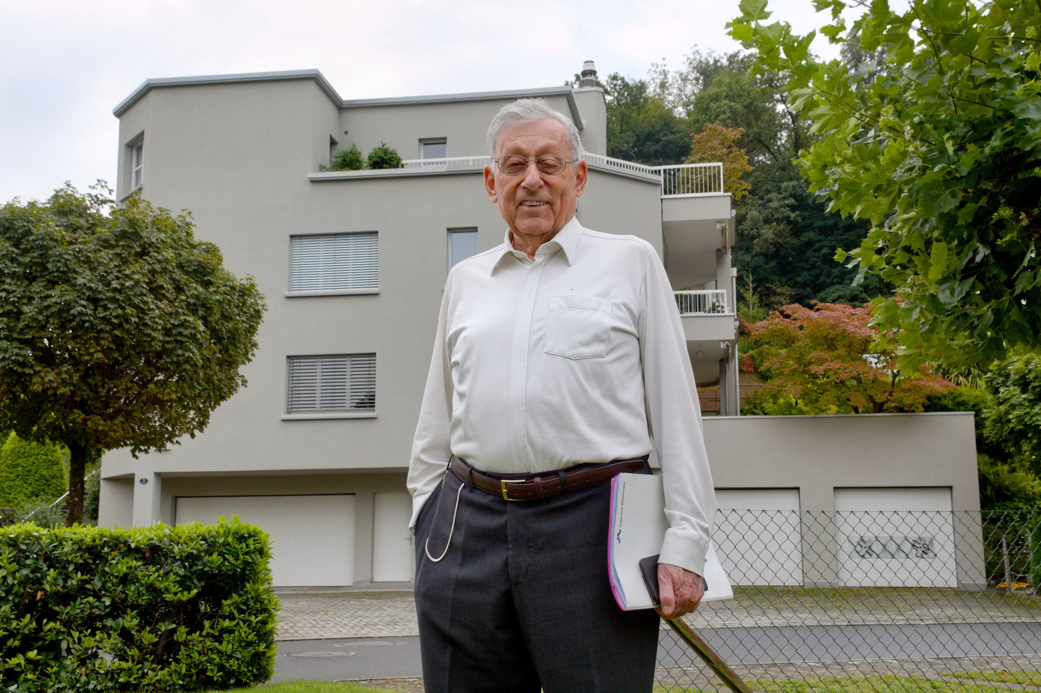 Hans-Rudolf Stutz devant l'immeuble à Horw