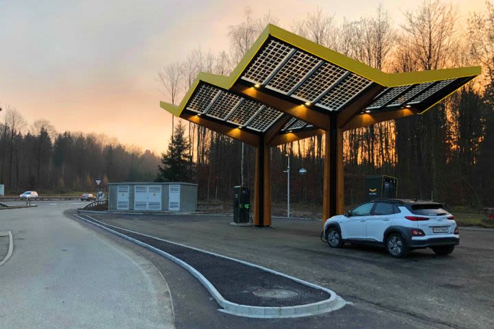 Schnellladestation von fastned am Rastplatz Suhr