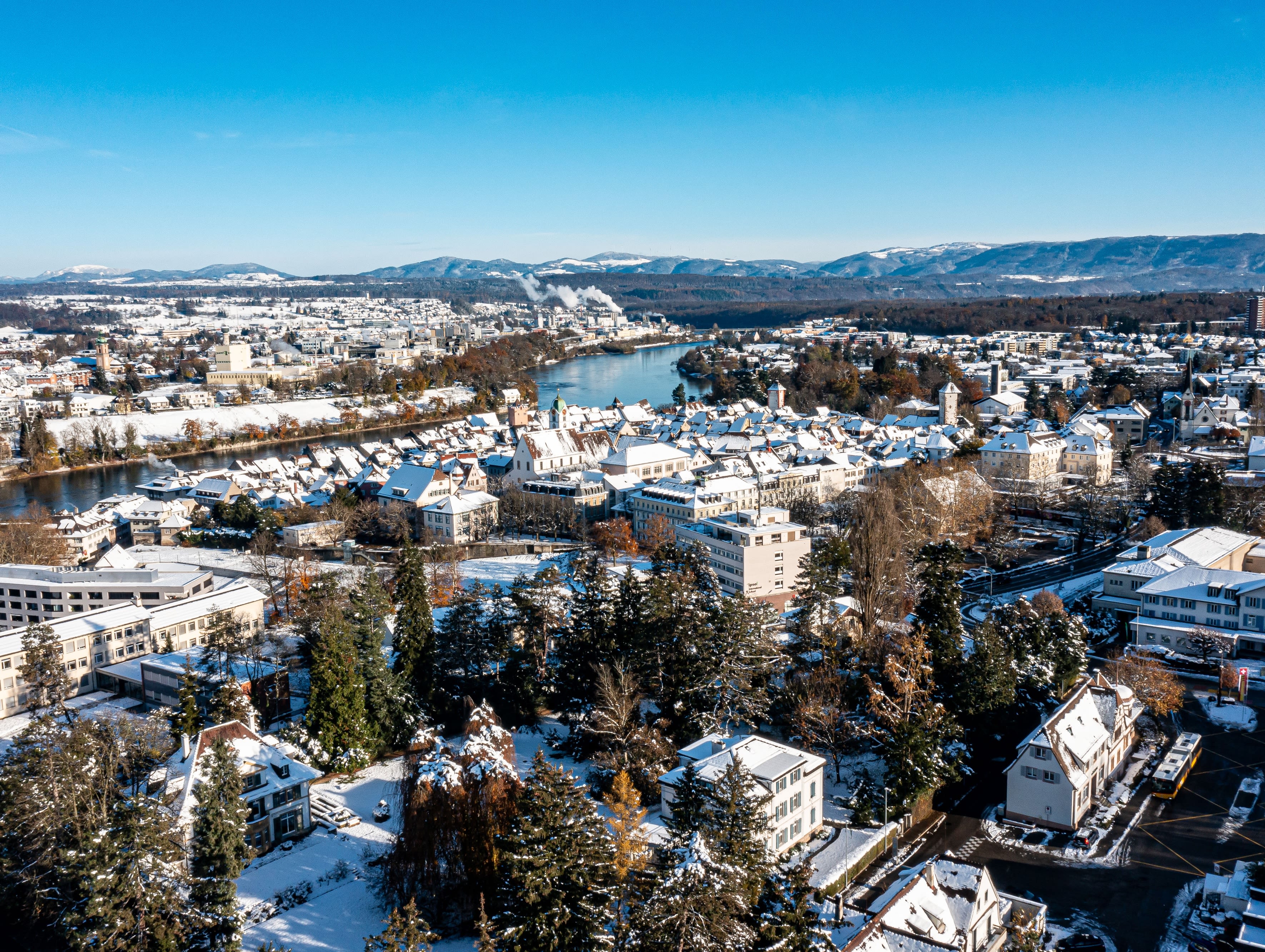 Vue aérienne de Rheinfelden par une journée d’hiver, avec la vieille ville et le Rhin.