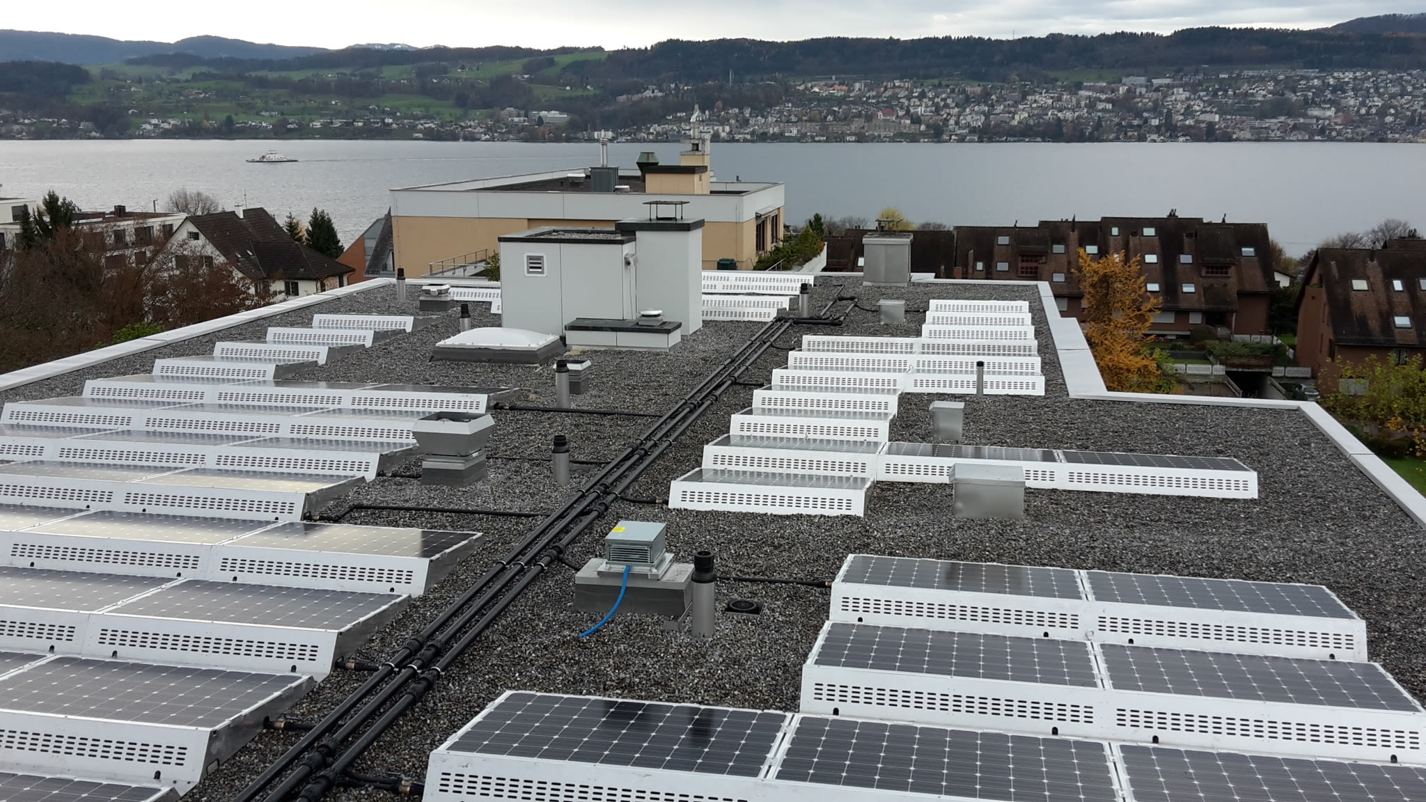 Toit de maison avec panneaux solaires