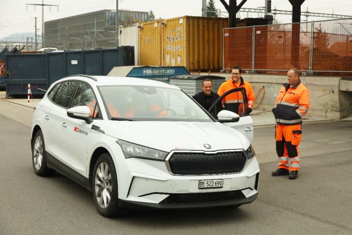 Mitarbeitende in einem Elektroauto der SBB