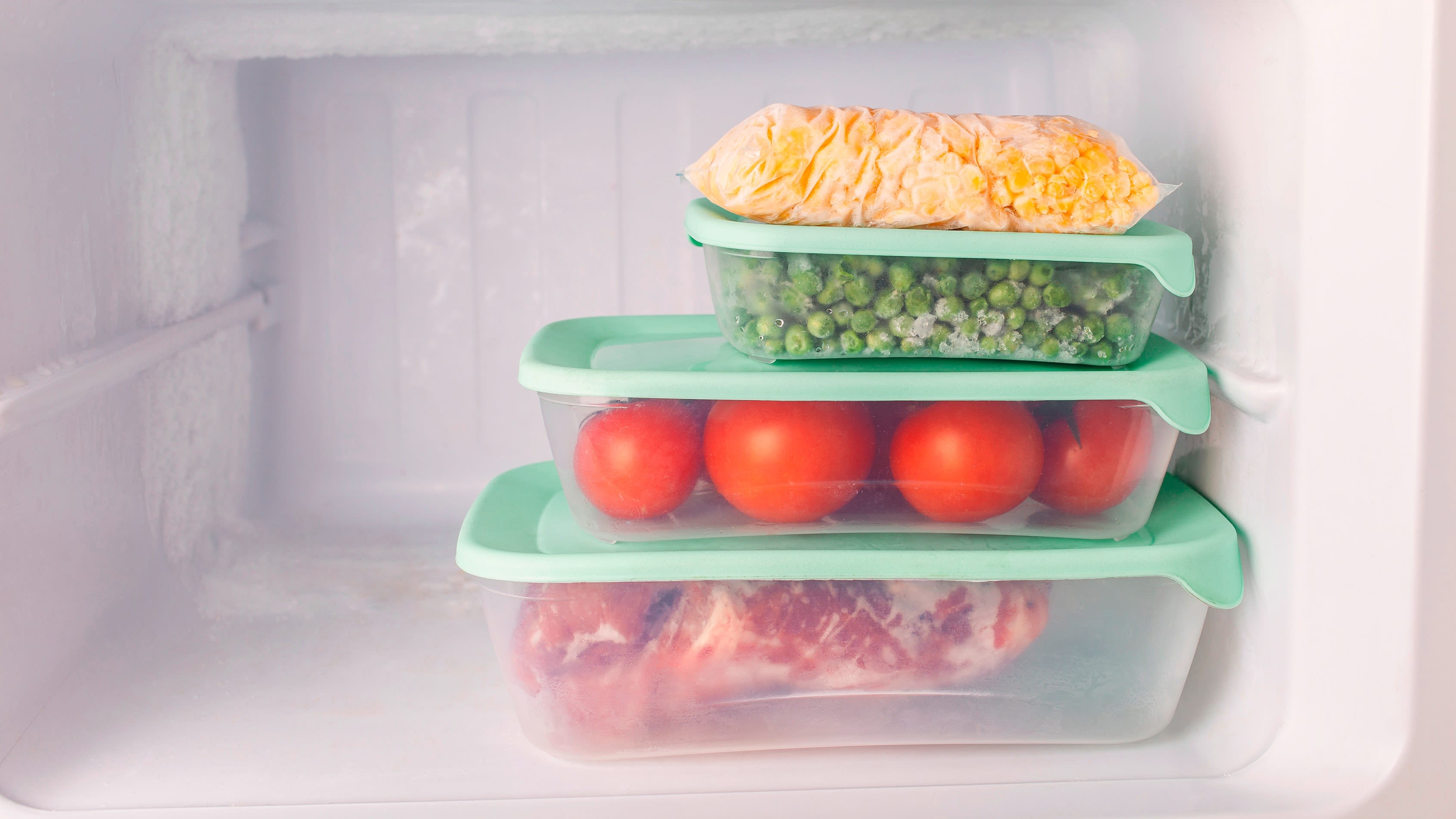 Des aliments empilés les uns sur les autres dans un congélateur.