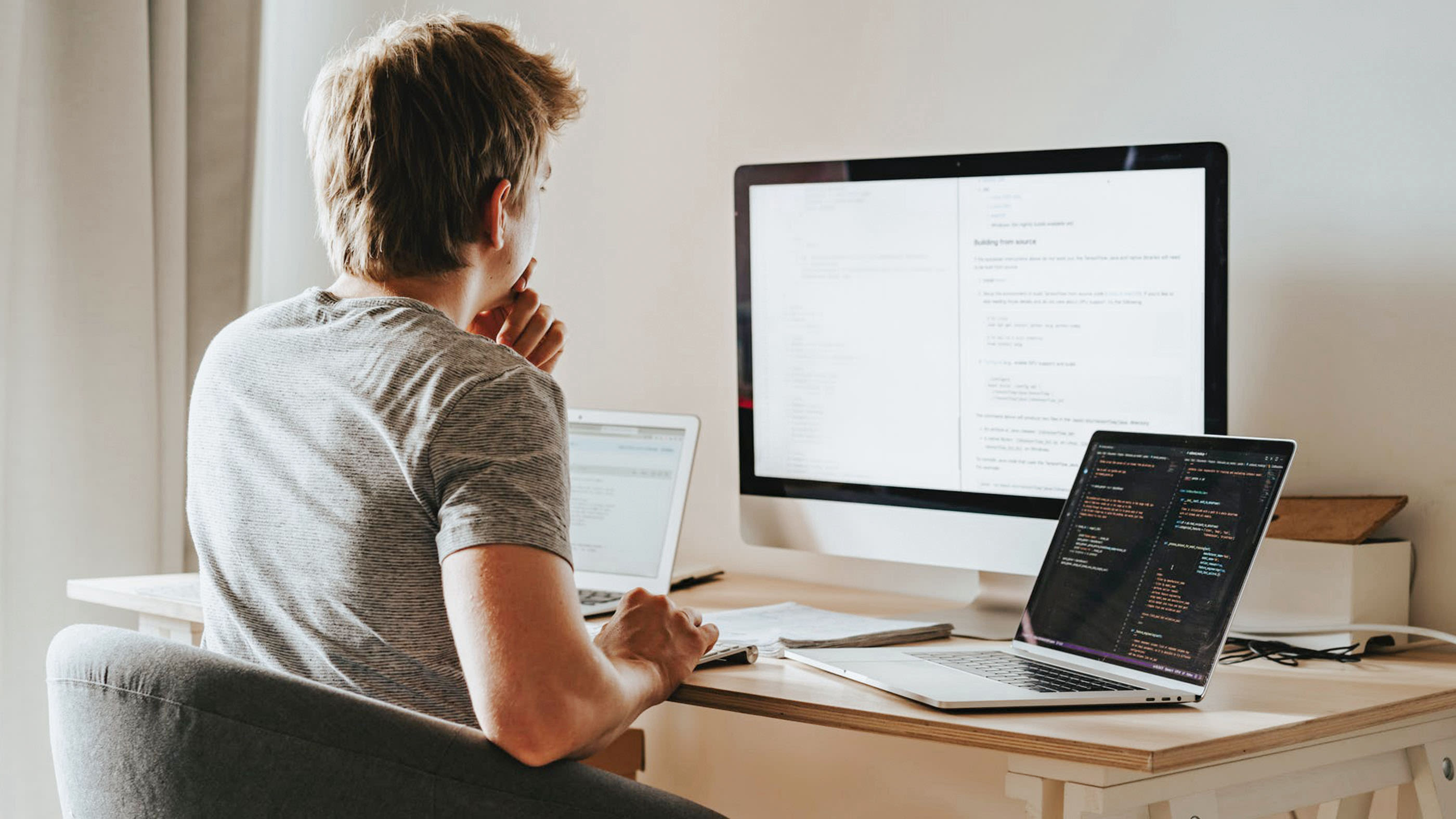 Bürosituation mit Laptop und Bildschirm.