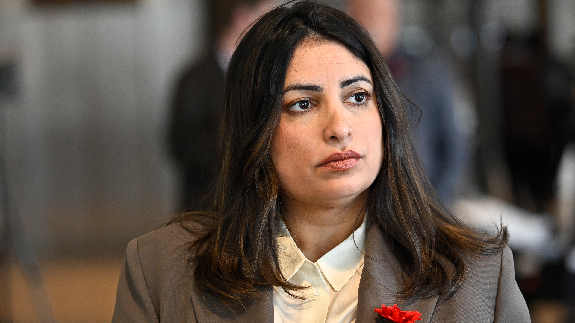 Kritik mot V-förslag: Mer pengar till egna toppar