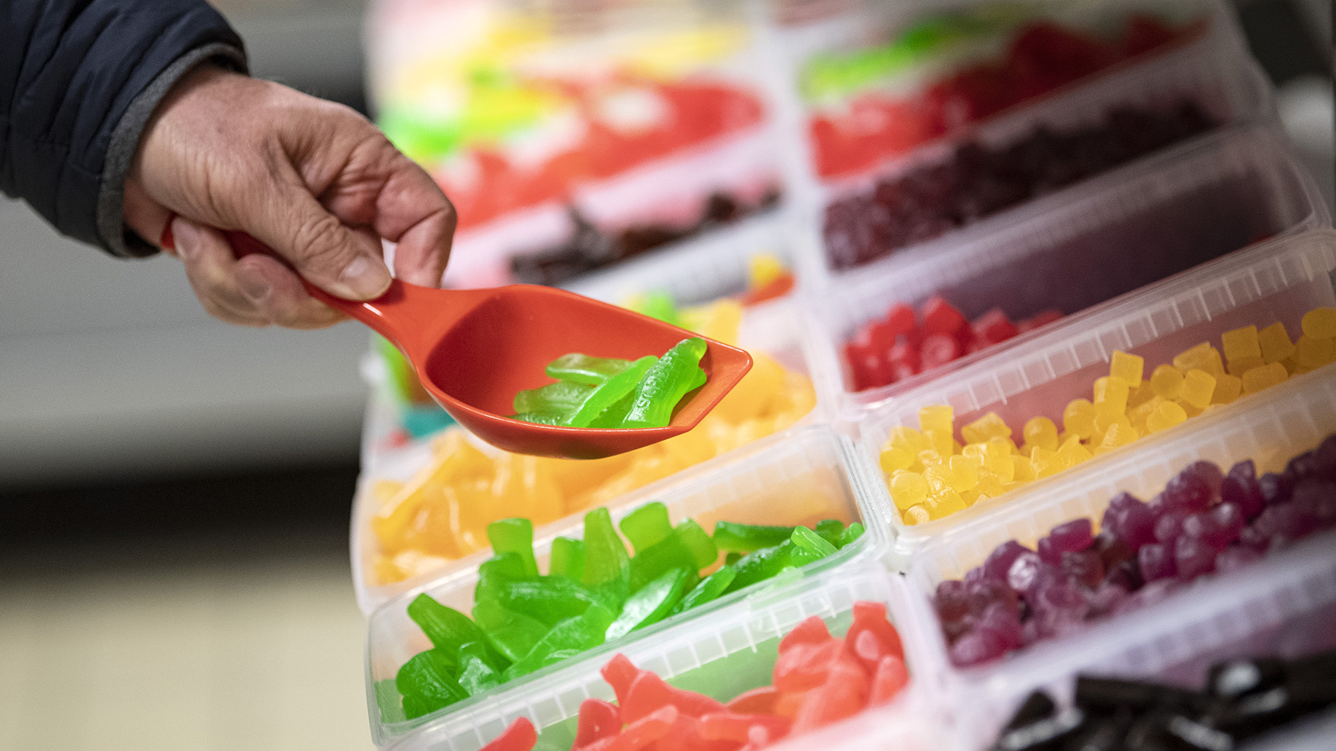 Försökte felmärka utgånget godis – fem ton beslagtaget