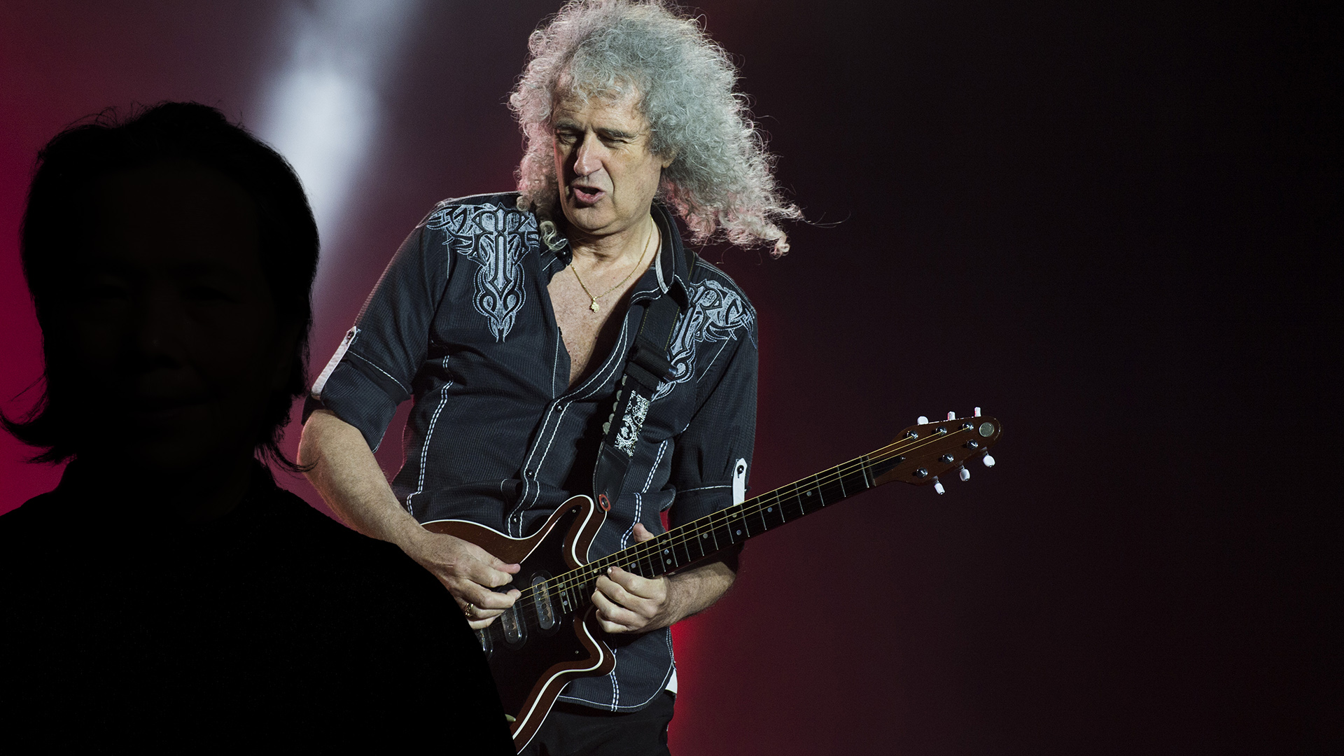 Västsvensk kvinna lurad av ”Brian May” – döms själv för penningtvätt