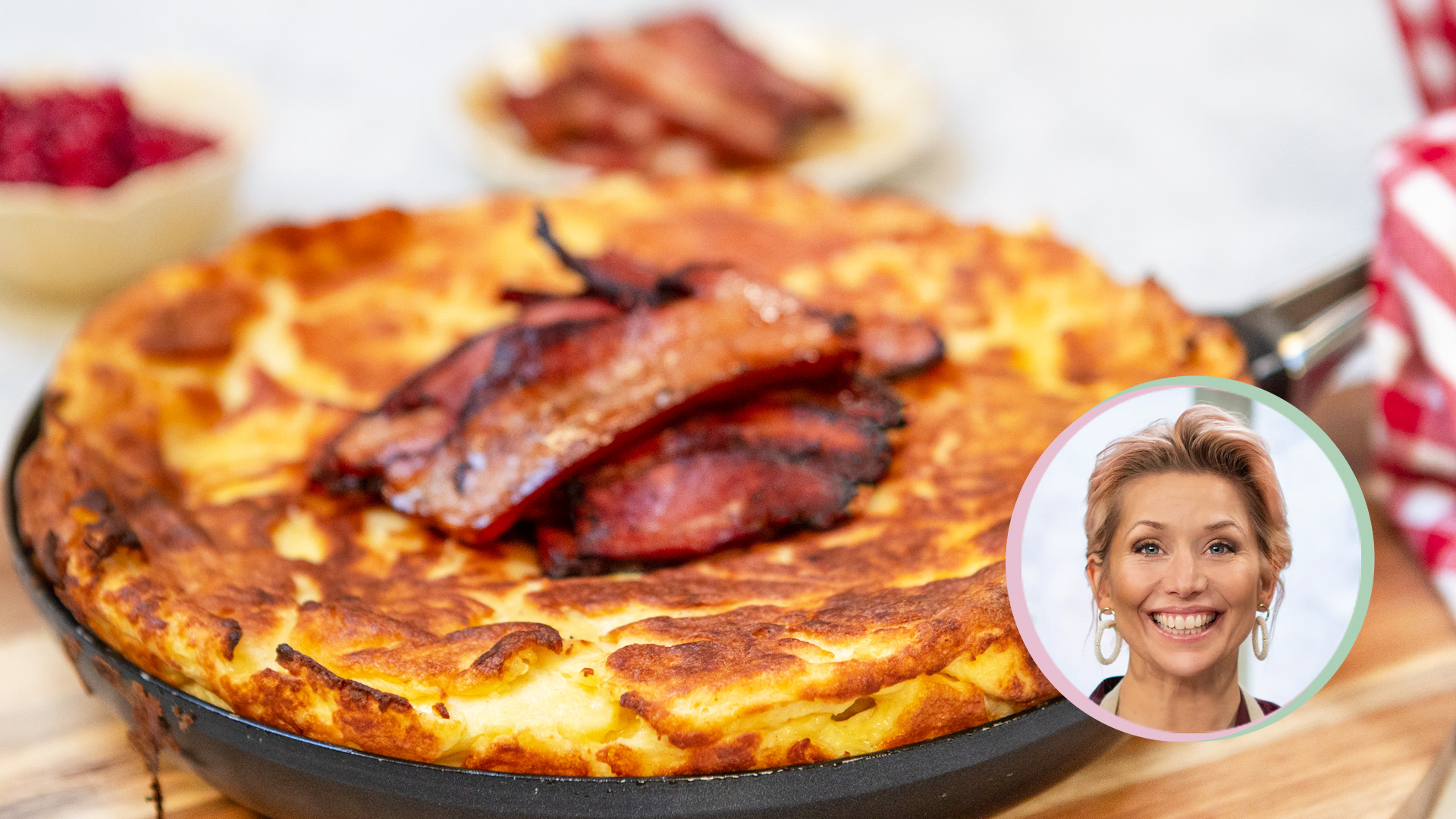 Äggakaka med rårörda lingon