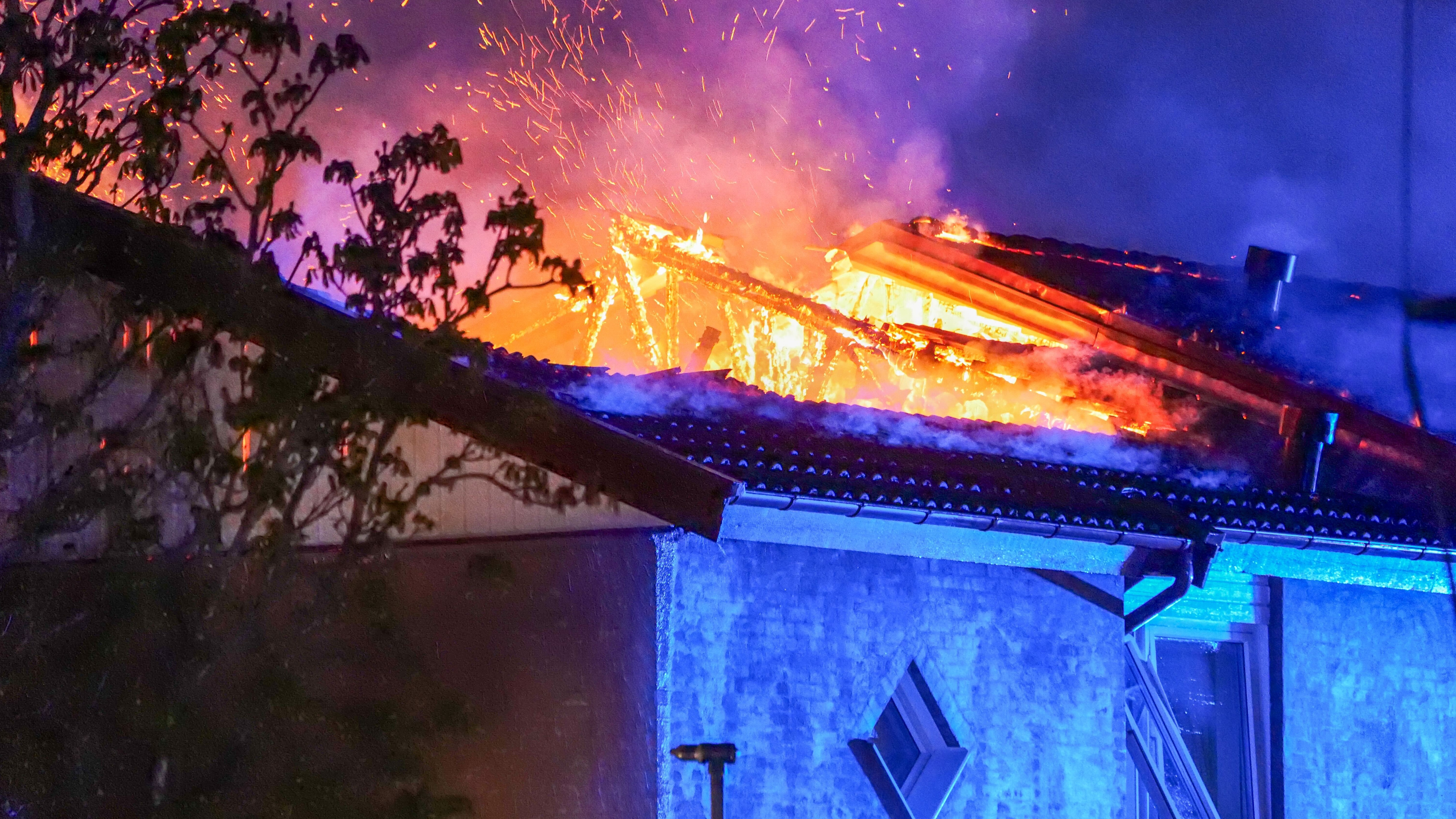 Flerfamiljshus i lågor – byggnaden utrymd