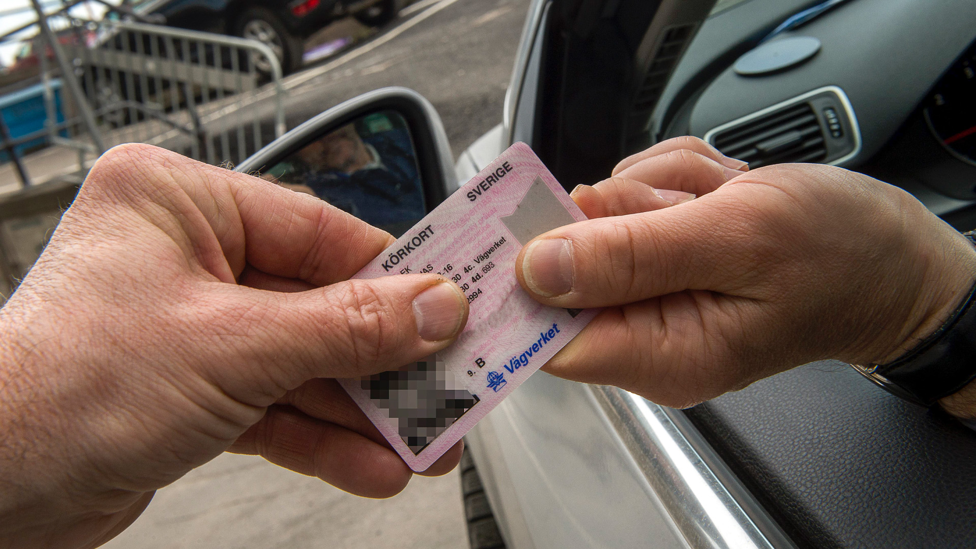 Tusentals svenskar med synfel får chansen att återfå körkortet – Så här går det till!