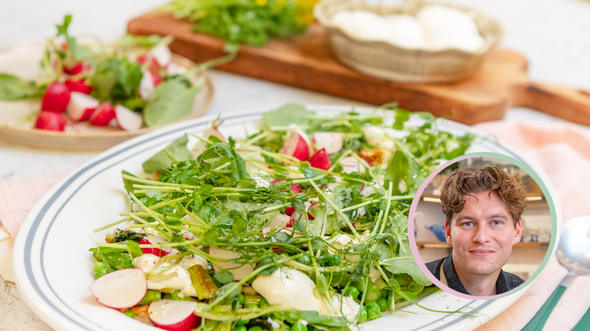 Ärtig sallad med grillad lök och burrata