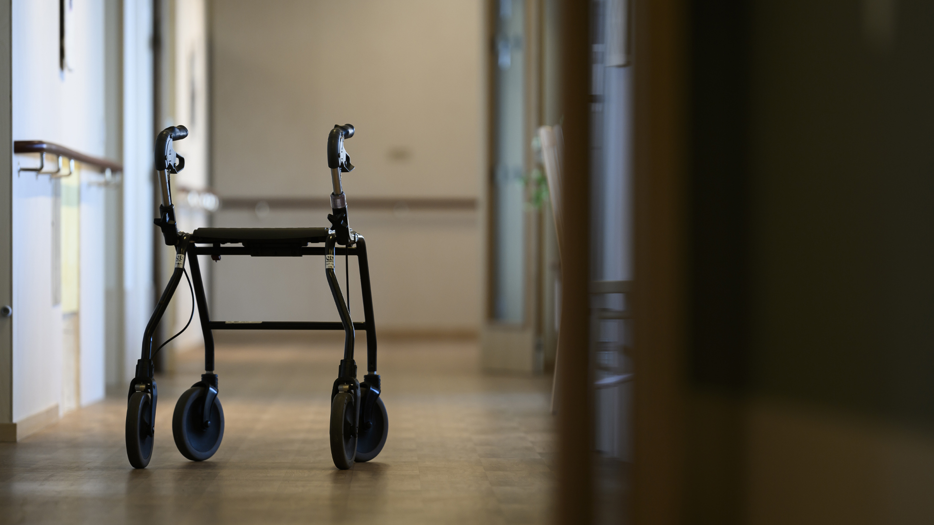 Äldre övergivna i blod och avföring: Så här kan vi förbättra vård och skydda de utsatta.