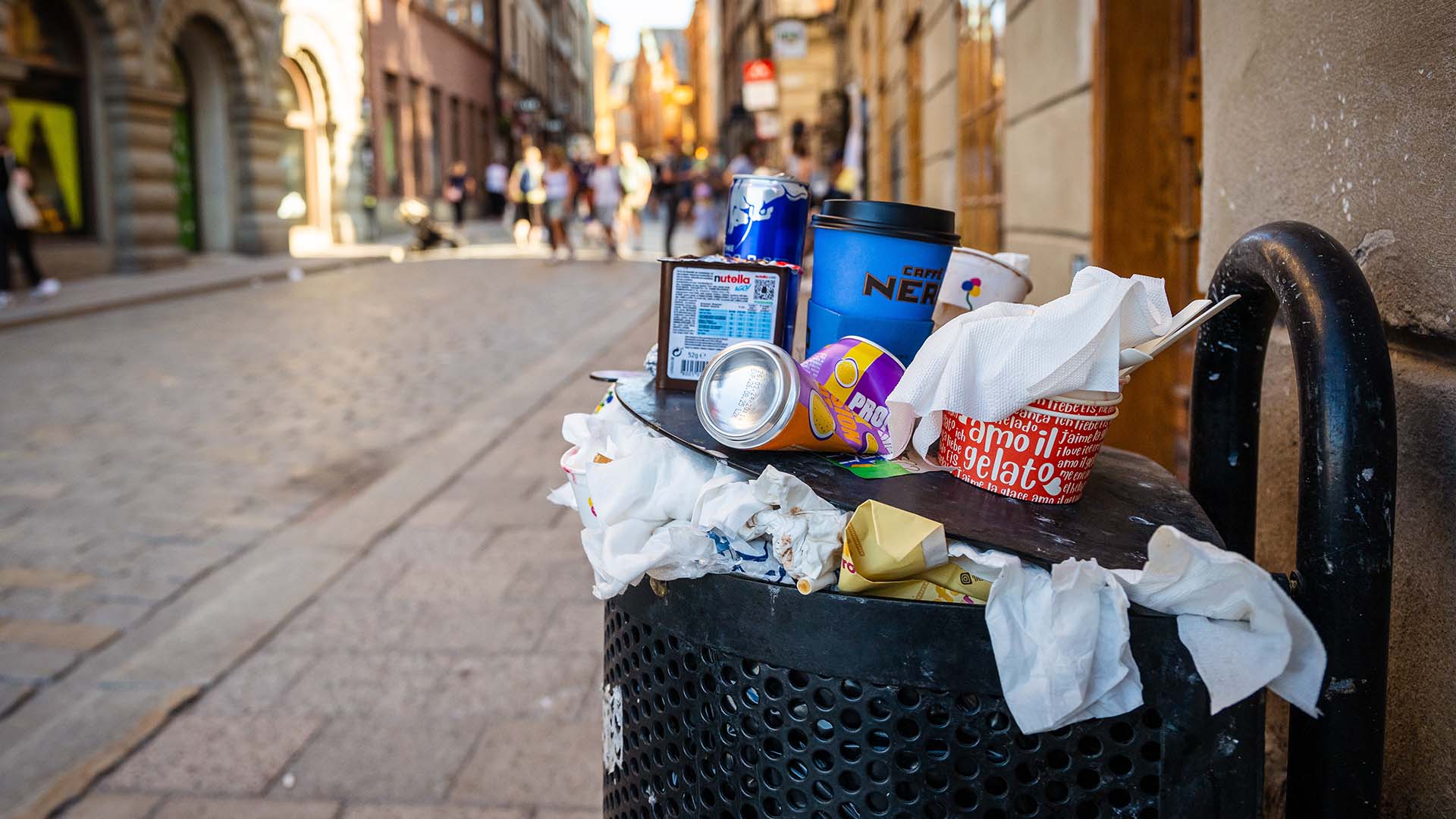 Skräpet minskar – men inte engångsförpackningarna