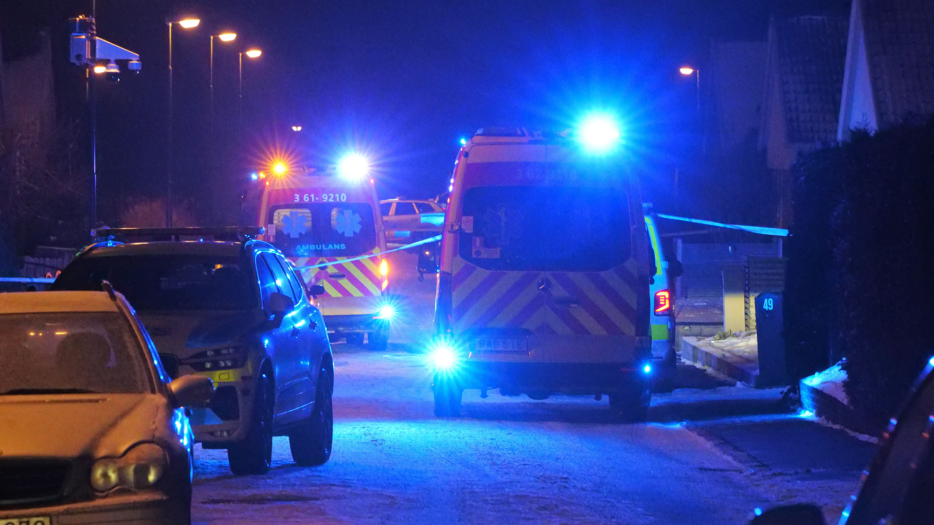 Öppnade eld mot familjen i villan – trots att polisen bevakar adresser