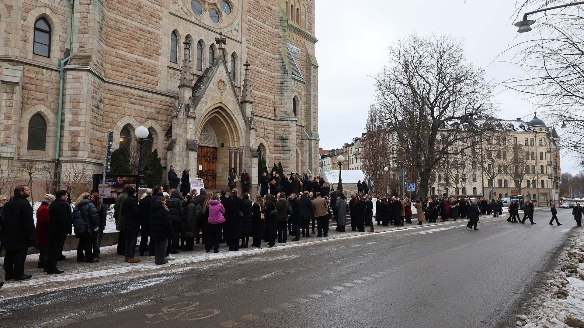 Hundratals på plats när mördade My begravdes