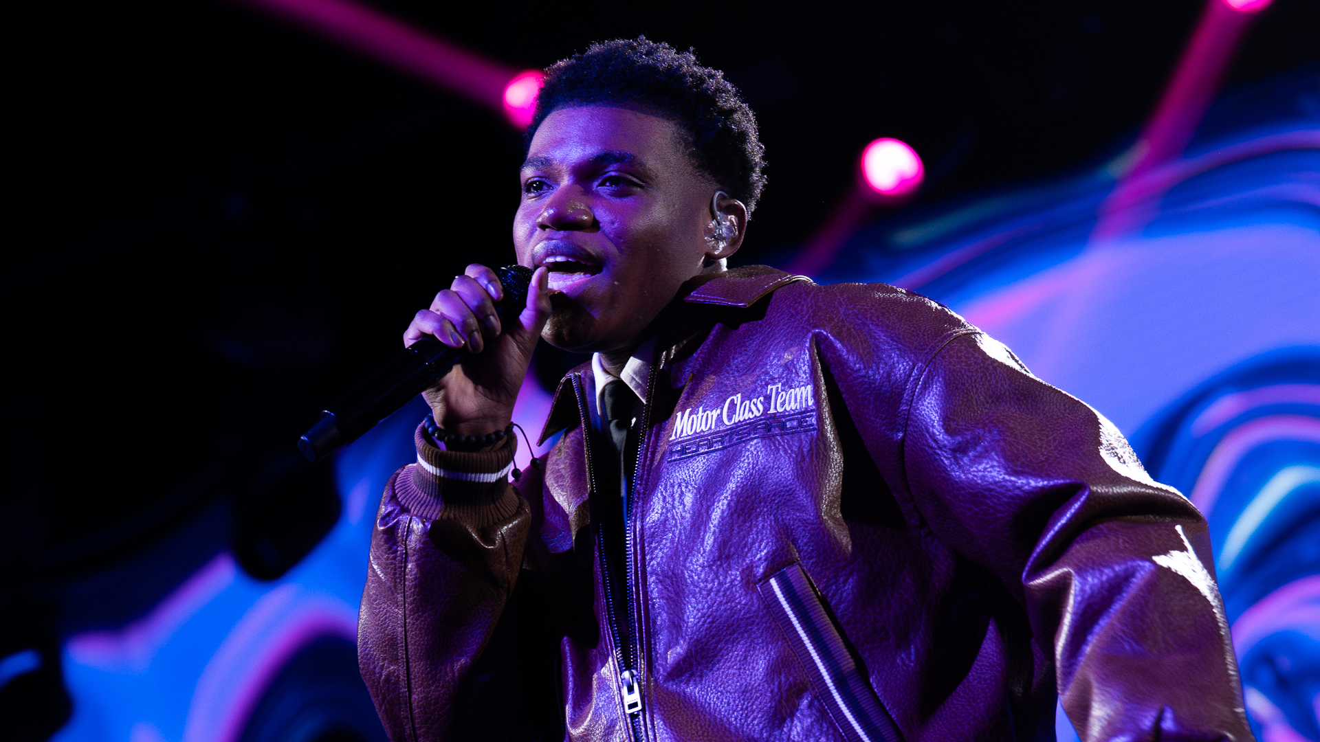 Kom till Sverige för fyra år sen – nu sjunger han på svenska