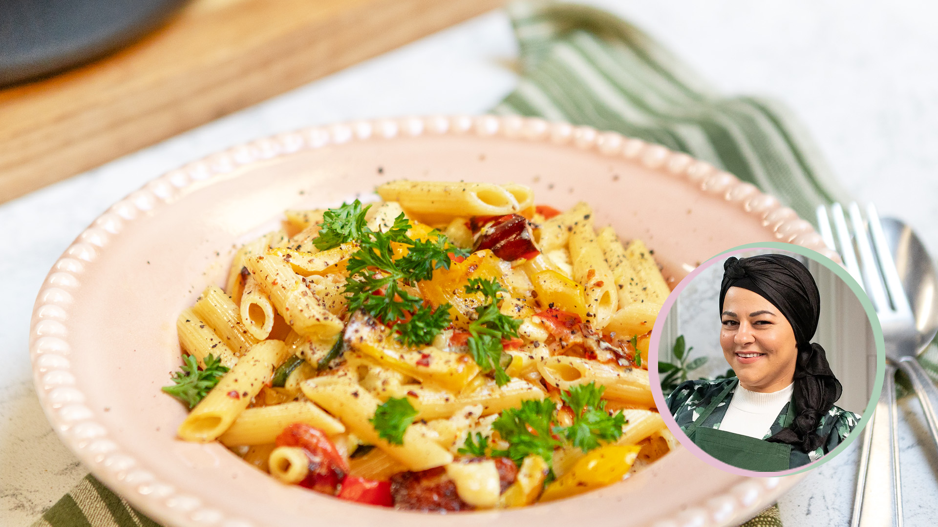 Krämig pasta med grönsaker och halloumi