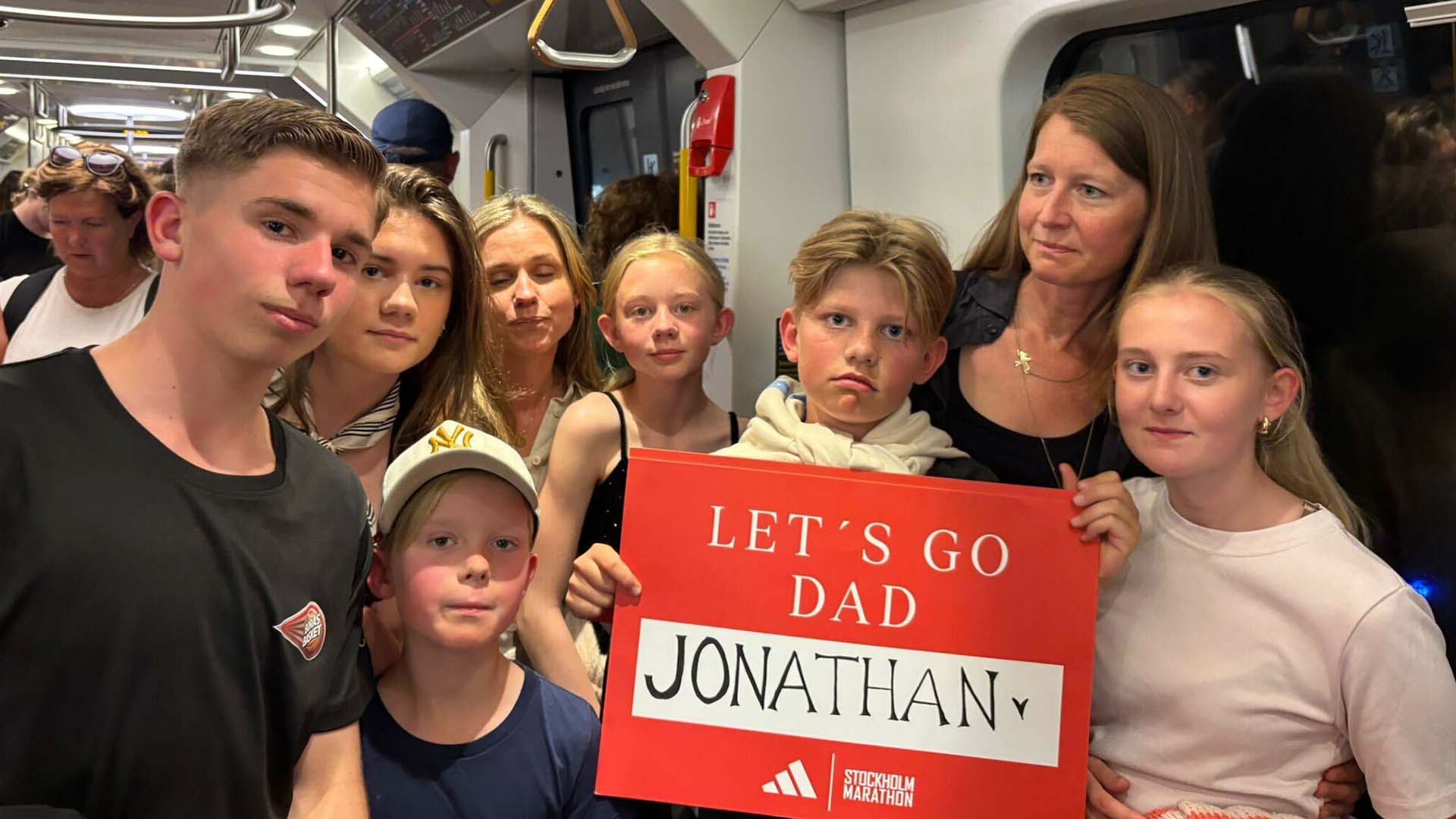 Familjen fast på tunnelbanan – missar pappans målgång: ”Jättetråkigt”