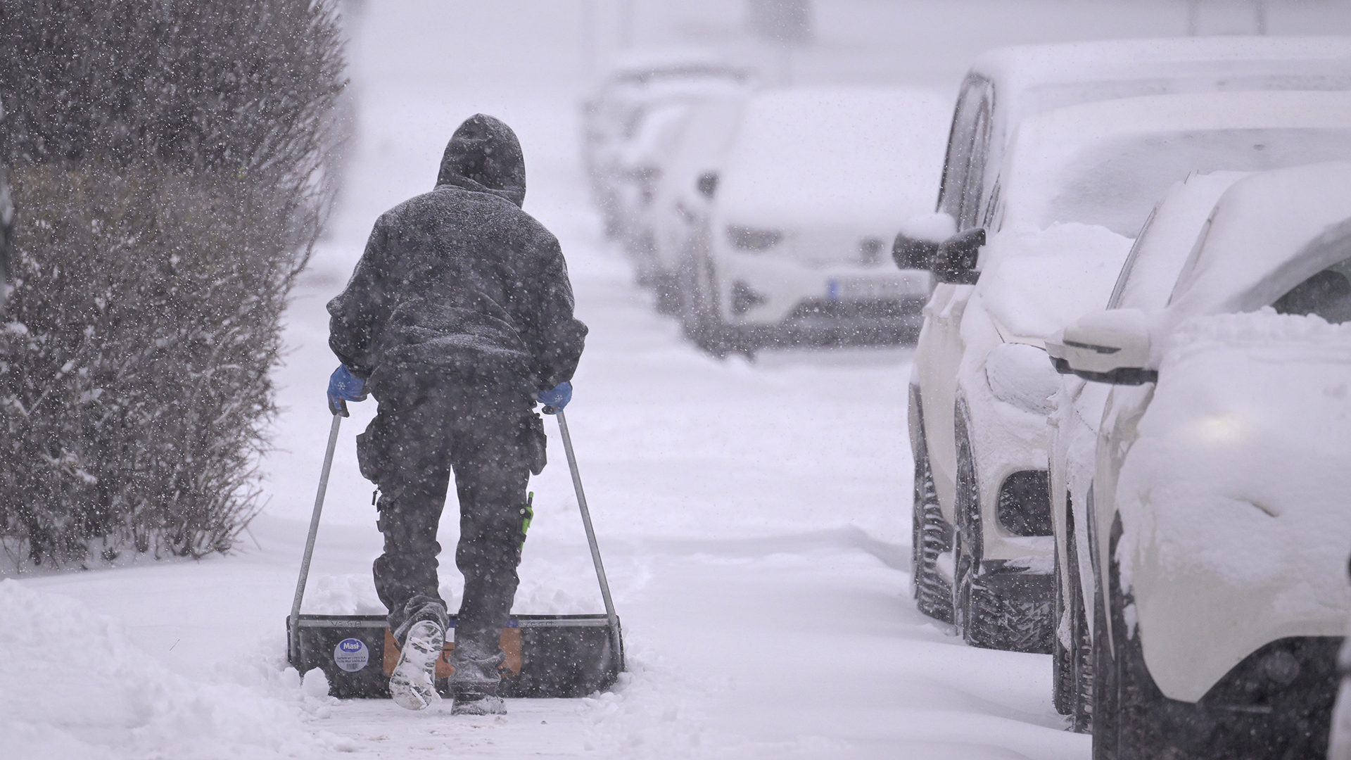 Snöfall och vind håller i sig i Uppland