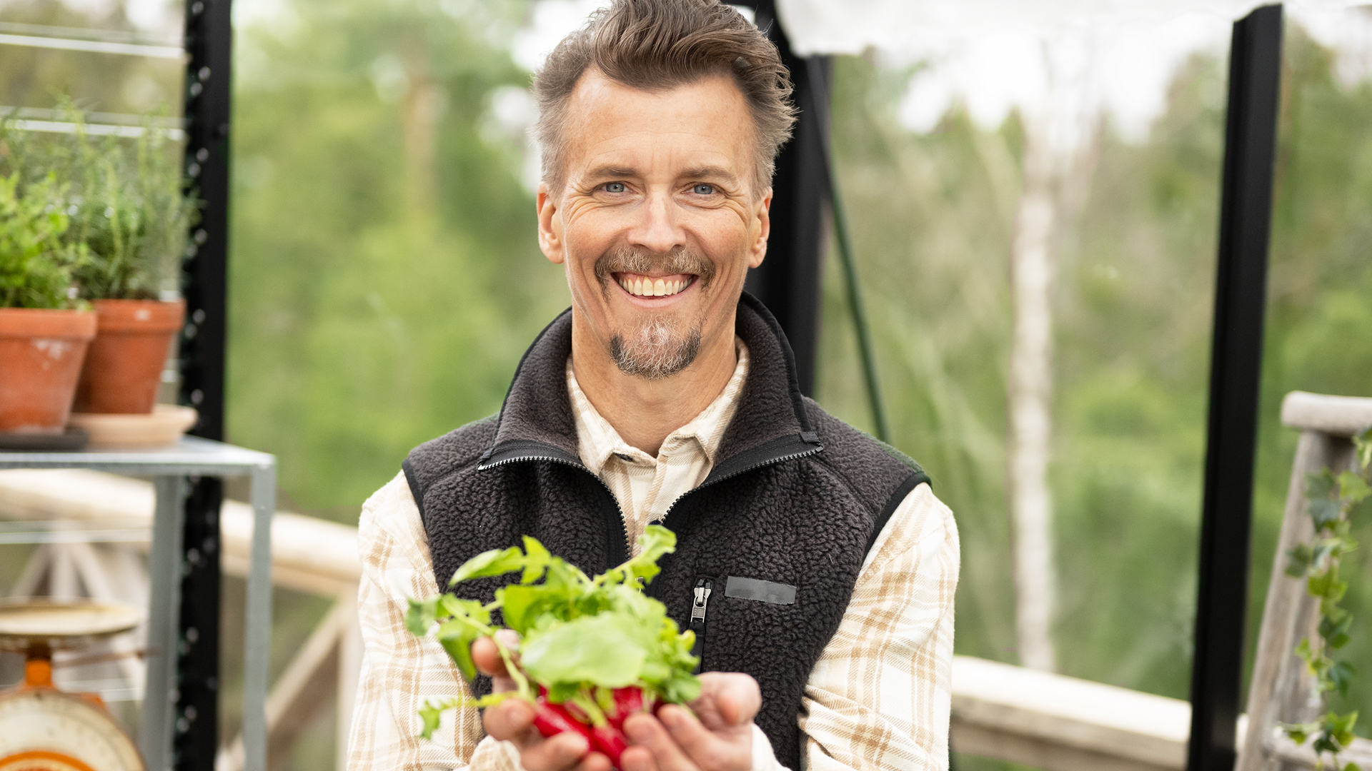 Paul Svensson Sår Och Odlar Rädisor