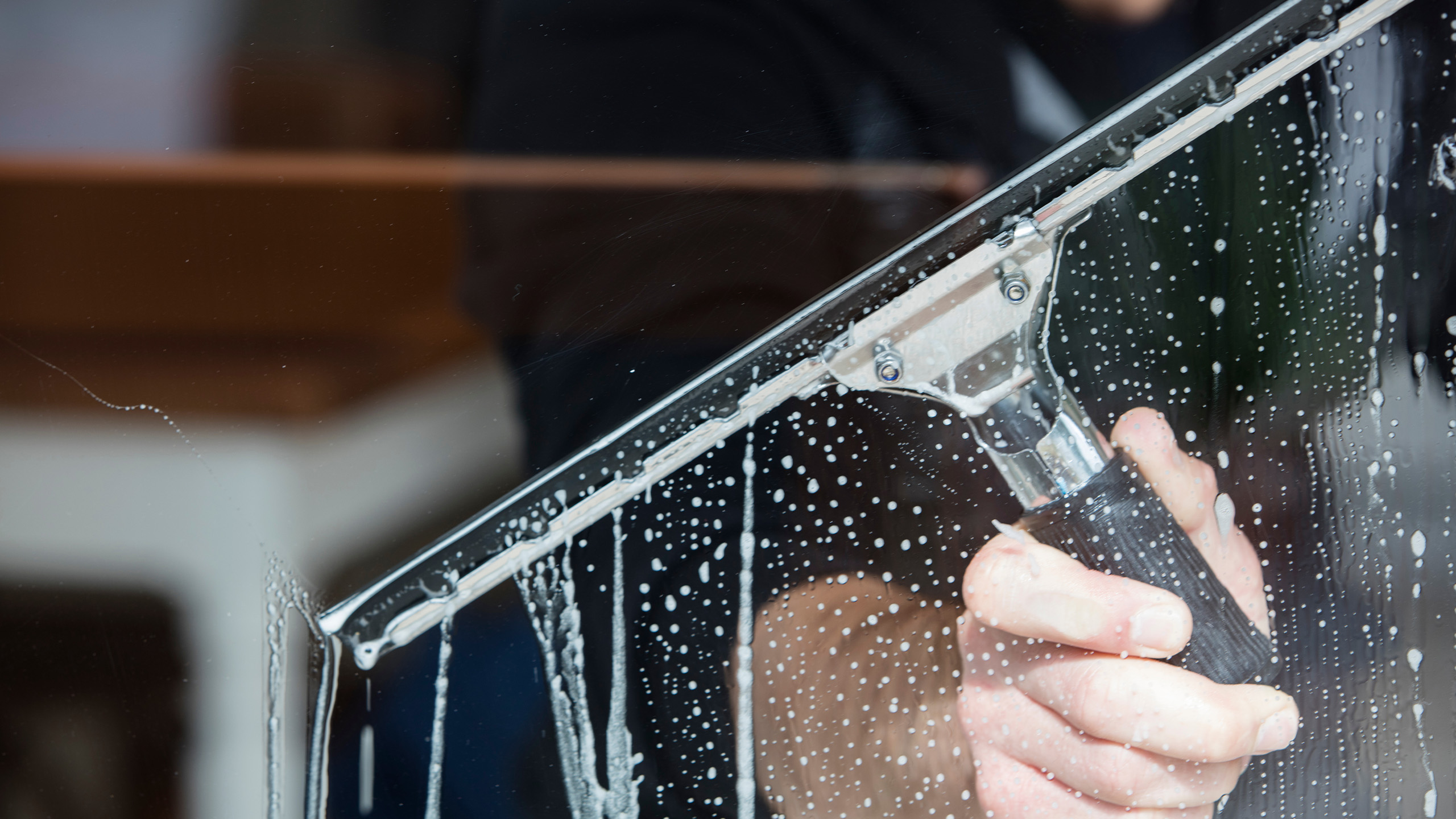 Sveriges främste fönsterputsare: Vanliga missarna – bästa tipsen