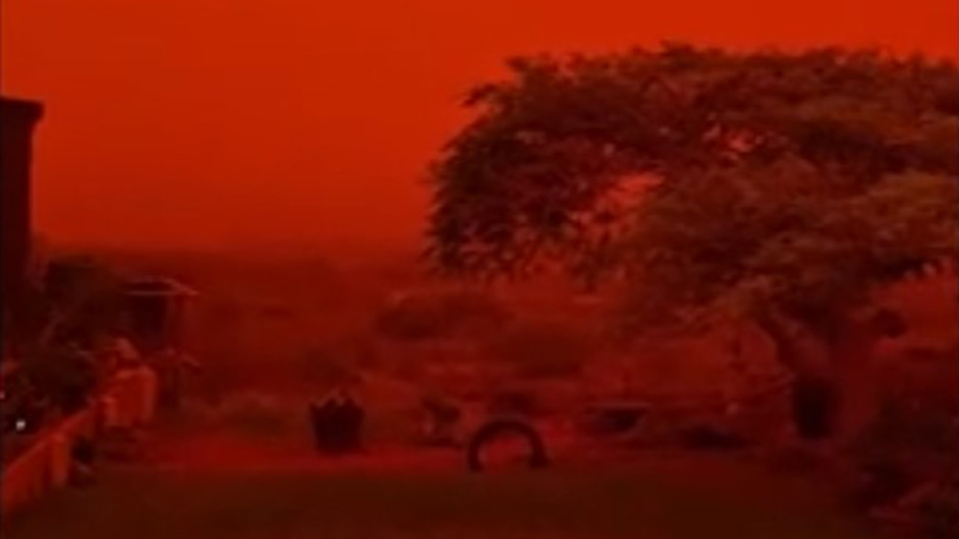 Förklaringen bakom bilderna på blodröda himlen: ”Rätt extremt”