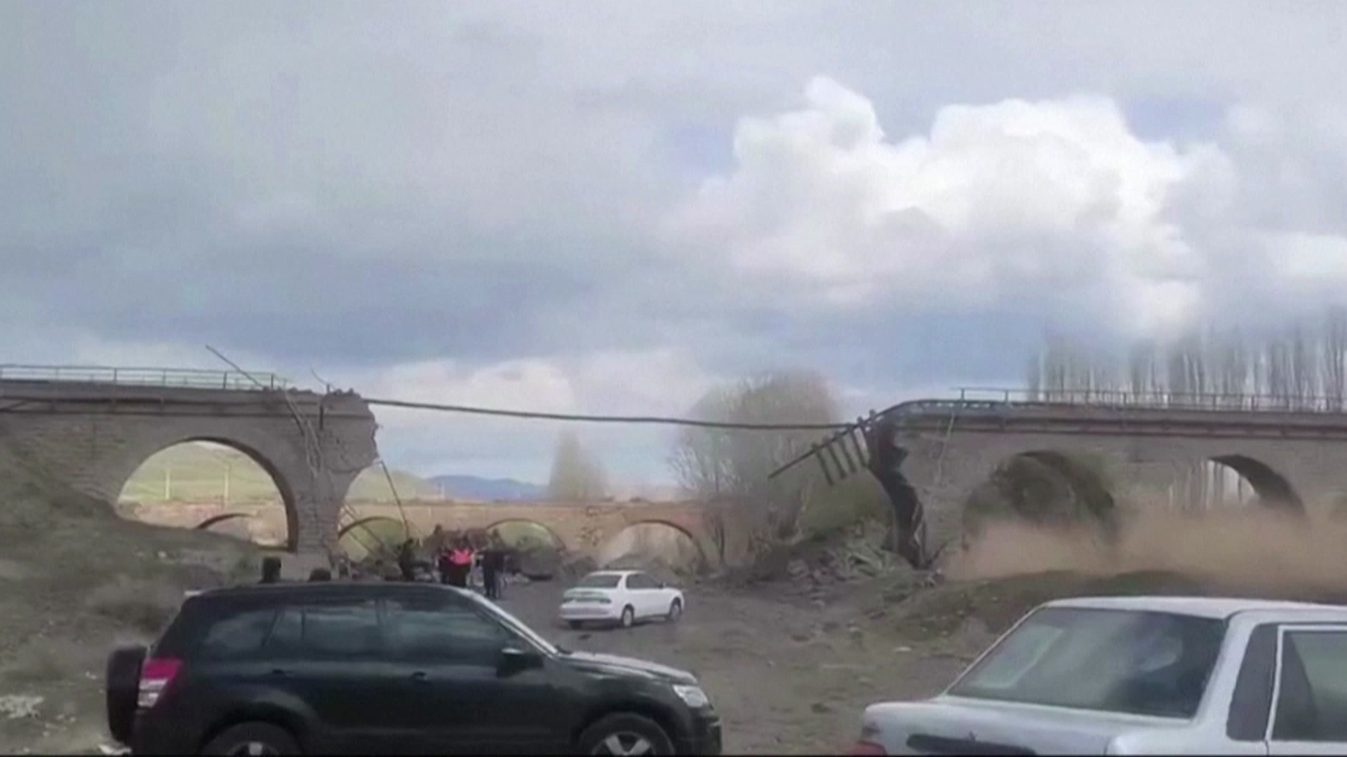 Klockan tickar – rädsla bland boende i Teheran inför natten