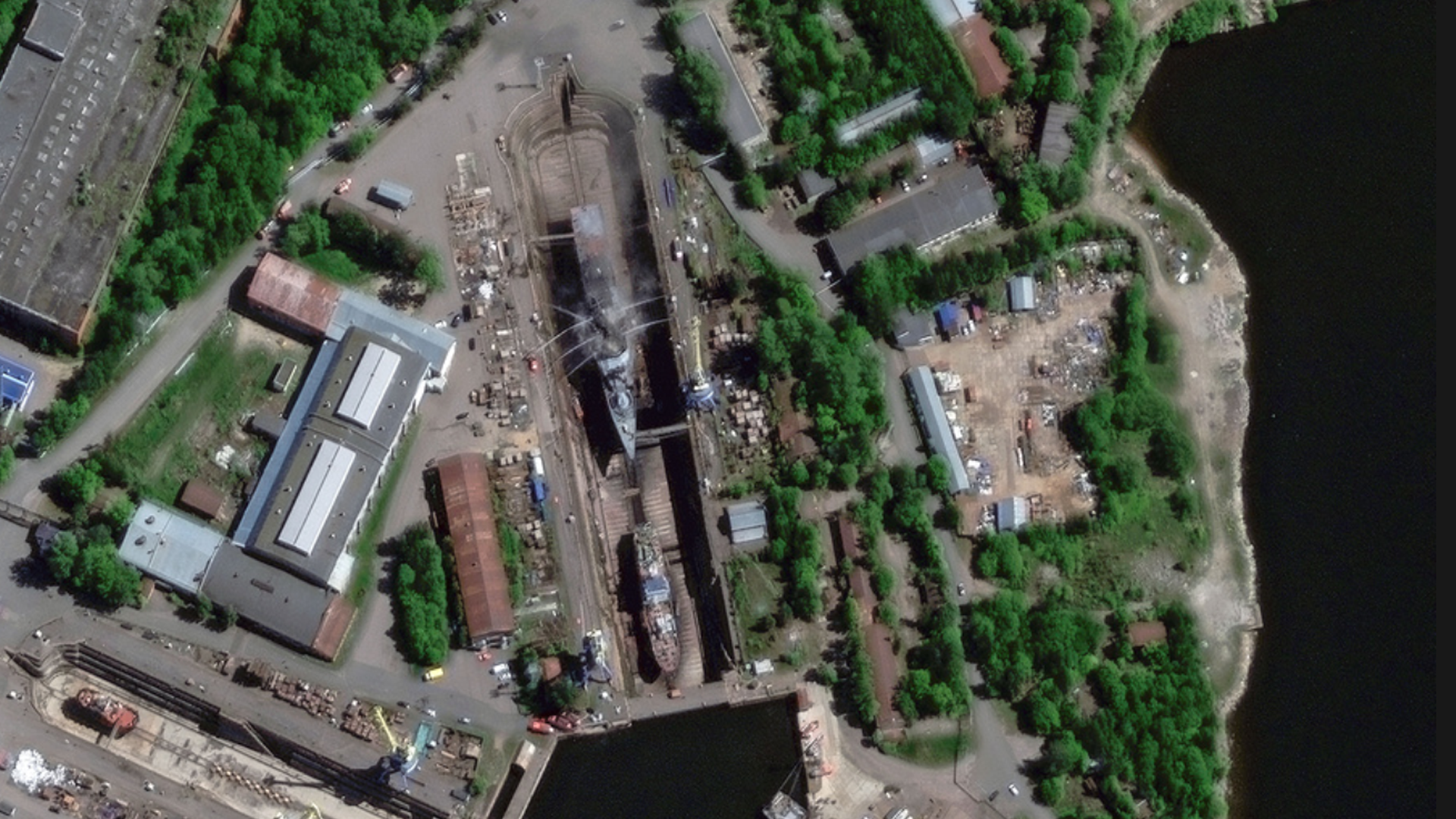 Storskalig attack mot ryska S:t Petersburg: ”Stanna inne”