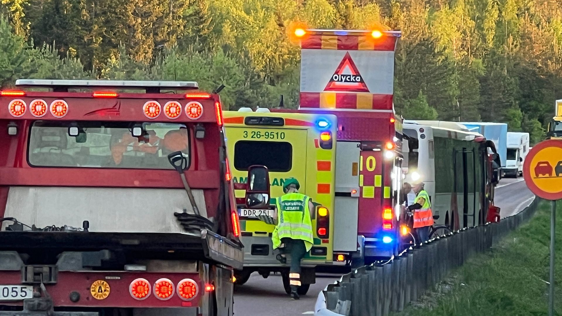 Flera Skadade Efter Krock Mellan Buss Och Personbil