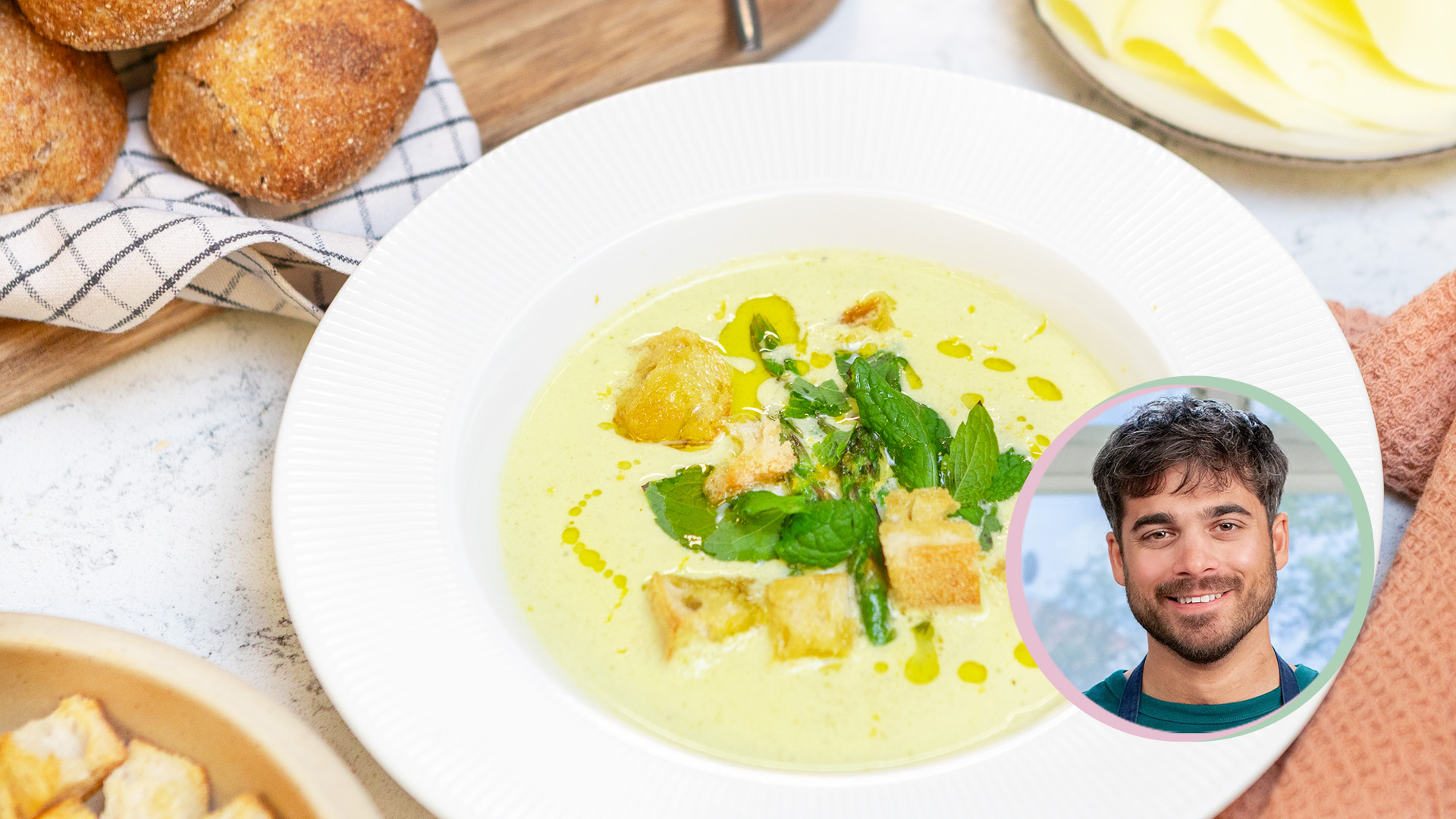 Grön sparrissoppa med krutonger