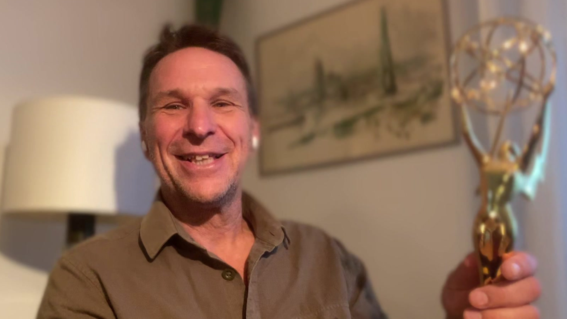 Anders Lundin visar upp sin Emmy: ”Man var något – en dag”