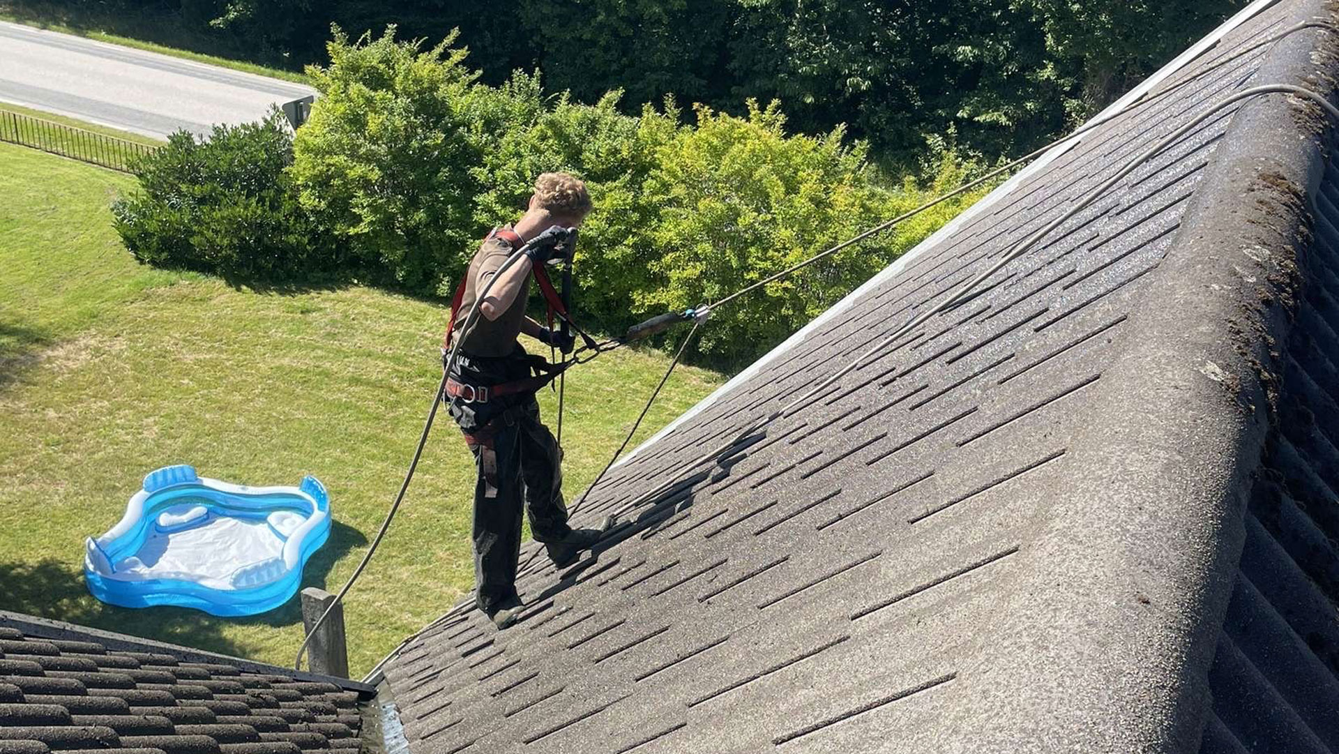 Kevin, 19 tuổi, bị gãy lưng khi đang làm việc – giờ anh không được hưởng lương khi ốm đau