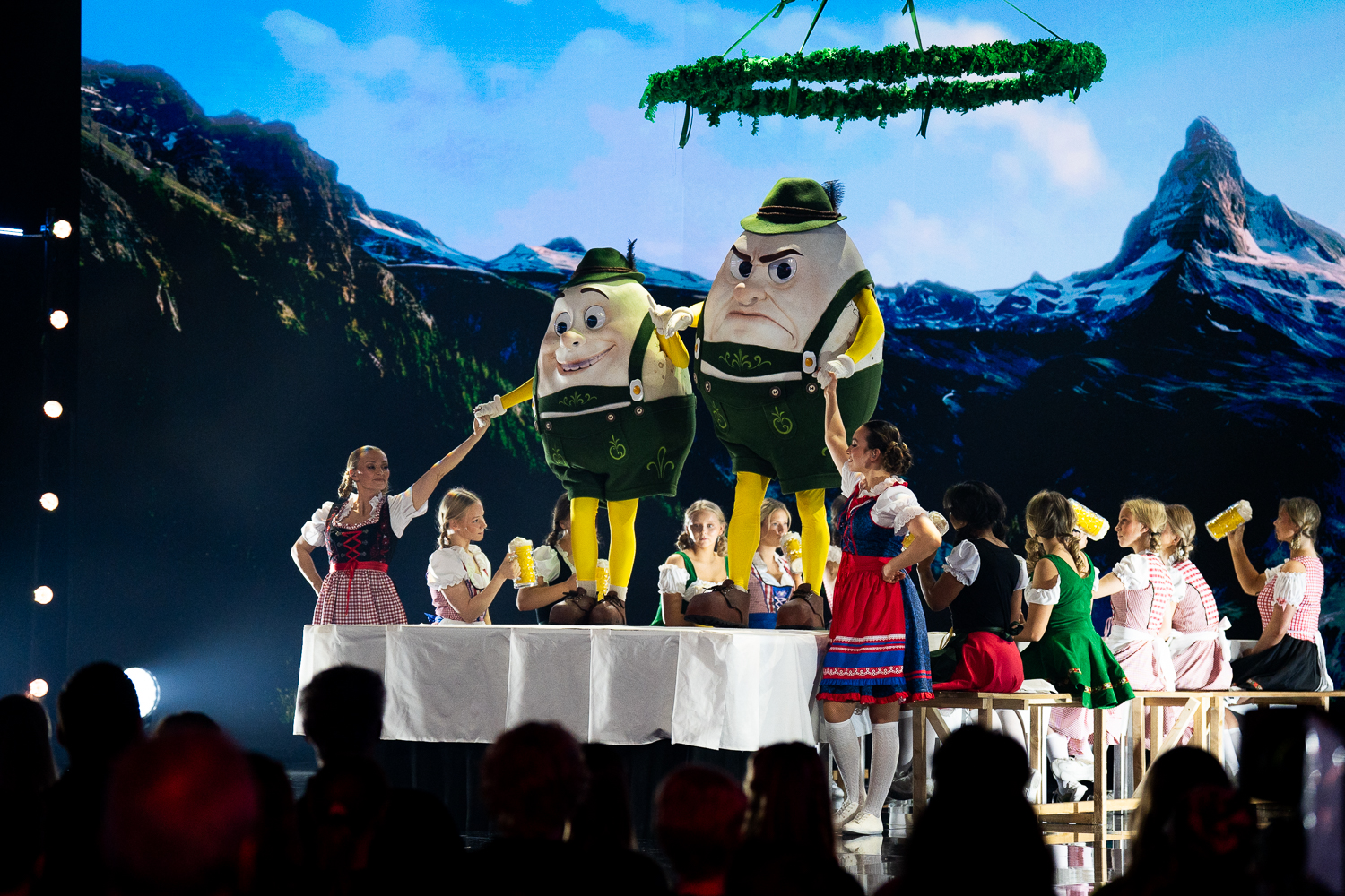 Äggen sjunger "Genom eld och vatten" av Medina